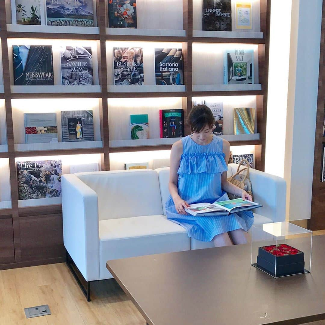 青山倫子さんのインスタグラム写真 - (青山倫子Instagram)「待ち合わせ。 黙々と読みすぎて なかなか気付かず。。 暑い日は 涼しいところで読書が幸せ。  #青山倫子 #待ち合わせ #インテリアの本を熟読中 #インテリア #大好き #今日も暑いね #涼しいところで読書が幸せだ #水分と塩分補給 #忘れずにしっかりとしてくださいね」8月21日 10時43分 - noriko_aoyama1229