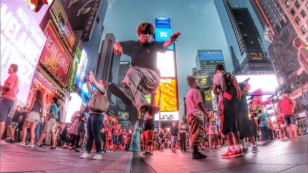 石田太志さんのインスタグラム写真 - (石田太志Instagram)「I performed at Times Square at night. ･ #footbag #フットバッグ #サッカー #フットサル #石田太志 #taishiishida #soccer #follow #世界一 #worldchampion #パフォーマンス #performance #performer #instagramer #timessquare #newyork #usa #タイムズスクエア #ニューヨーク #アメリカ」8月21日 10時43分 - taishiishida