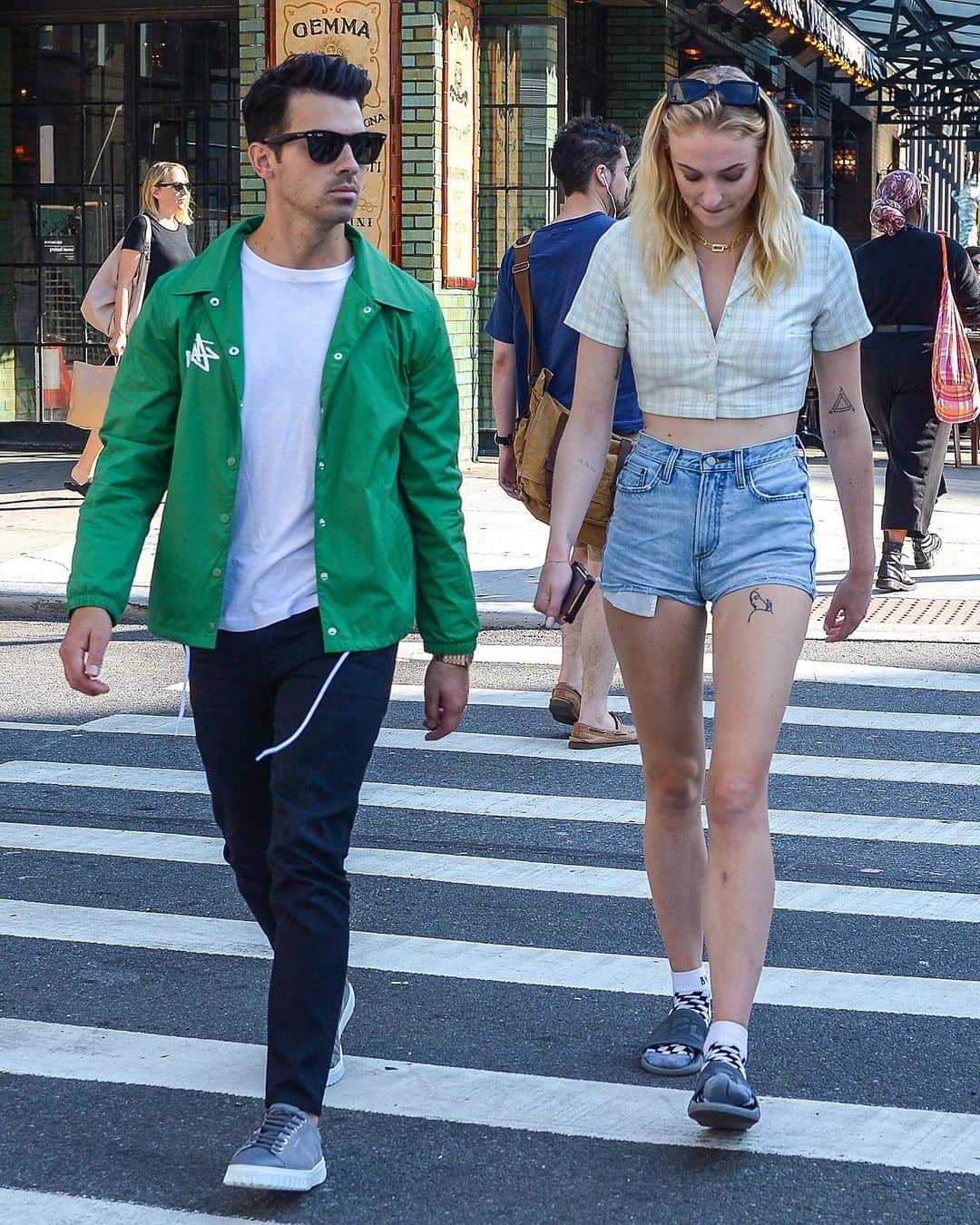 Just Jaredさんのインスタグラム写真 - (Just JaredInstagram)「@sophiet joined the @jonasbrothers for lunch on their day off from touring today in New York City. See more photos of the family on our site! #JonasBrothers #JoeJonas #NickJonas #KevinJonas #SophieTurner Photos: Splash, Backgrid」8月21日 10時58分 - justjared