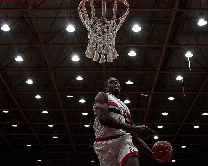 São Paulo FCさんのインスタグラム写真 - (São Paulo FCInstagram)「🏀🔥 Sequência de fotos belíssimas para destacar a quarta vitória do #BasqueteTricolor no Campeonato Paulista: São Paulo 91 x 87 Mogi, no Ginásio do Morumbi! #VamosSãoPaulo 🇾🇪 ⠀⠀⠀⠀⠀⠀⠀⠀⠀ 📸 Miguel Schincariol / saopaulofc.net」8月21日 10時51分 - saopaulofc