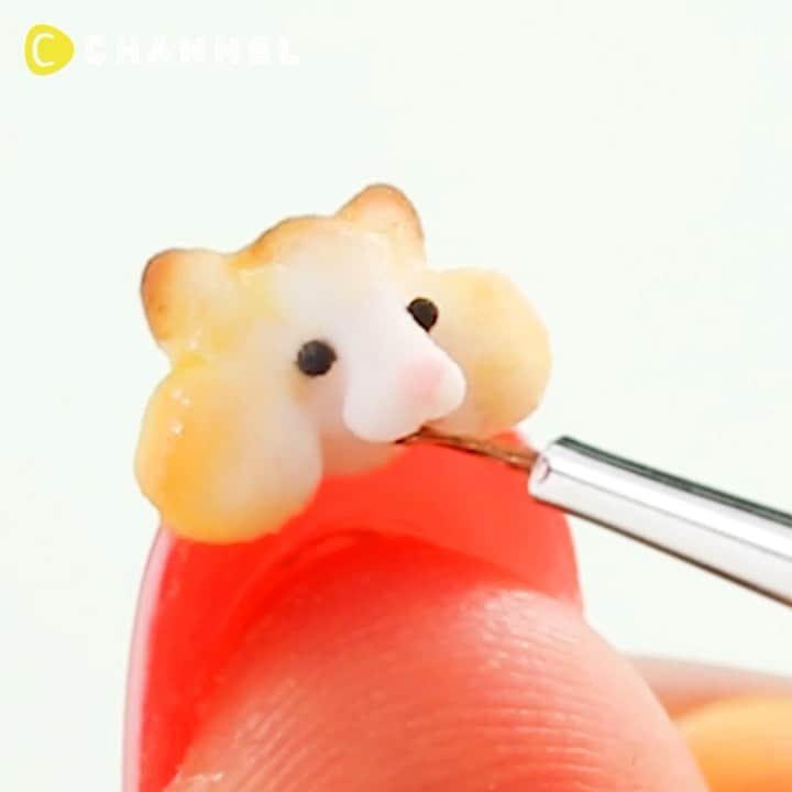 のインスタグラム：「🐹丸っこい立体感がたまらない♡ハムスターネイル💅 . 💗Check👉 @cchannel_girls 🎶 💗Follow me👉 @cchannel_beauty 🎵 . 💄C CHANNELのアプリもよろしくお願いします😊💕 . ハムスターを飼ったことがあるという人も多いのではないでしょうか？  小さくてもこもこした可愛いさがたまらない！ . その可愛さを爪先にのせられるなんて、毎日ウキウキで過ごせそう〜 友達みんなも驚くでしょう！ ぜひ試してみてください！ . 【💅手順】 1.ベースコートを塗る  2.ベイビーピンクのジェルを2度塗りする  3.トップコートを塗る  4.白のミクスチャーで爪先にハムスターの顔を作る  5.ピンク・黄色・茶色・オレンジ色でハムスターの顔に色味をつける  6.黒のミクスチャーで目を作る  7.白のミクスチャーで体を作る  8.黄色・茶色・オレンジ色でハムスターの体に色味をつける 9.トップコートを塗って完成 . produced by cin-cia nail academy @cincia_nail  http://cin-cia.com/ . . #ハムスター🐹#ハムスターのいる生活#ハムスター部#はむすたぐらむ#アニマルネイル#動物ネイル#ハムスタグラム#立体ネイル#3dネイル#ネイル動画#大人かわいいネイル#ゆめかわネイル#個性的ネイル#個性派ネイル#ワンポイントネイル#ピンクネイル#手元くら部#キャラネイル#キャラクターネイル#痛ネイル#可愛すぎる#小動物#ネイルアートデザイン#今月のネイル#ネイル女子#ネイル部#手描きネイル#手書きネイル#3dパーツ」