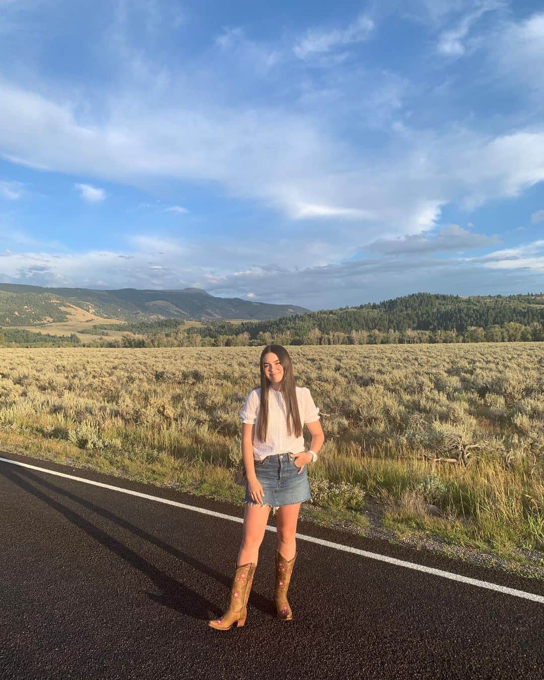ランドリー・ベンダーのインスタグラム：「Got some new boots in Wyoming 🌺🌺」