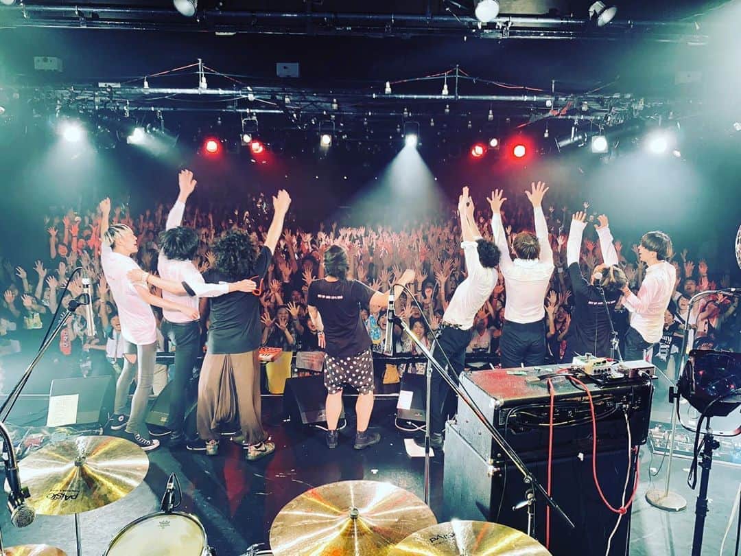 のインスタグラム：「あんまりにも楽しかったから、数日たってしまったが、「THE THREE KINGS」ありがとうございました！  THE BAWDIESとFREETHROWとこれからもずっとこんな場所を作っていきたいなー！  また遊びに来てくださいな！  ２枚目はHOTDOG劇場、、、楽しかった！笑  #thethreekings #THEBAWDIES #FREETHROW #thetelephones」