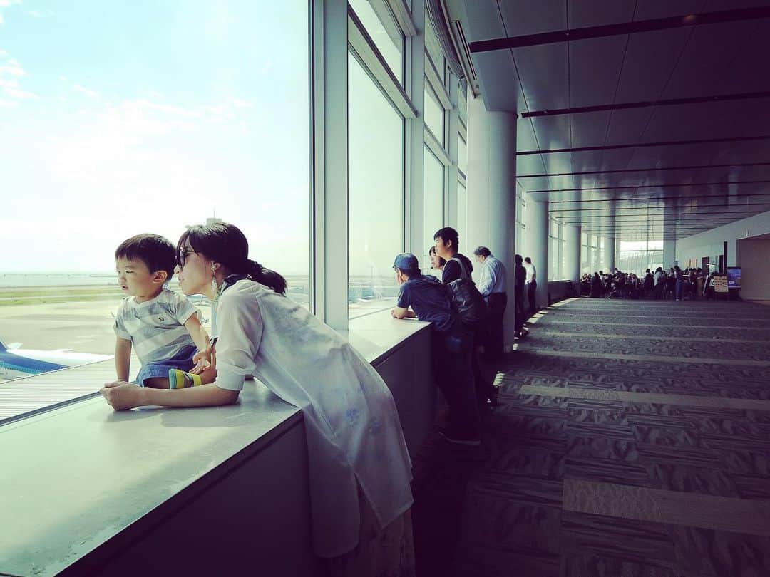 のインスタグラム：「#オサレふぉとに挑戦 #羽田空港#hanedaairport #飛行機#ANA#展望デッキ#MYsun#SKY#2019夏#パパ撮影#男の子モデル#イアラ#イアラモデルエージェンシー #iara#iaramodelagency #instagramjapan」