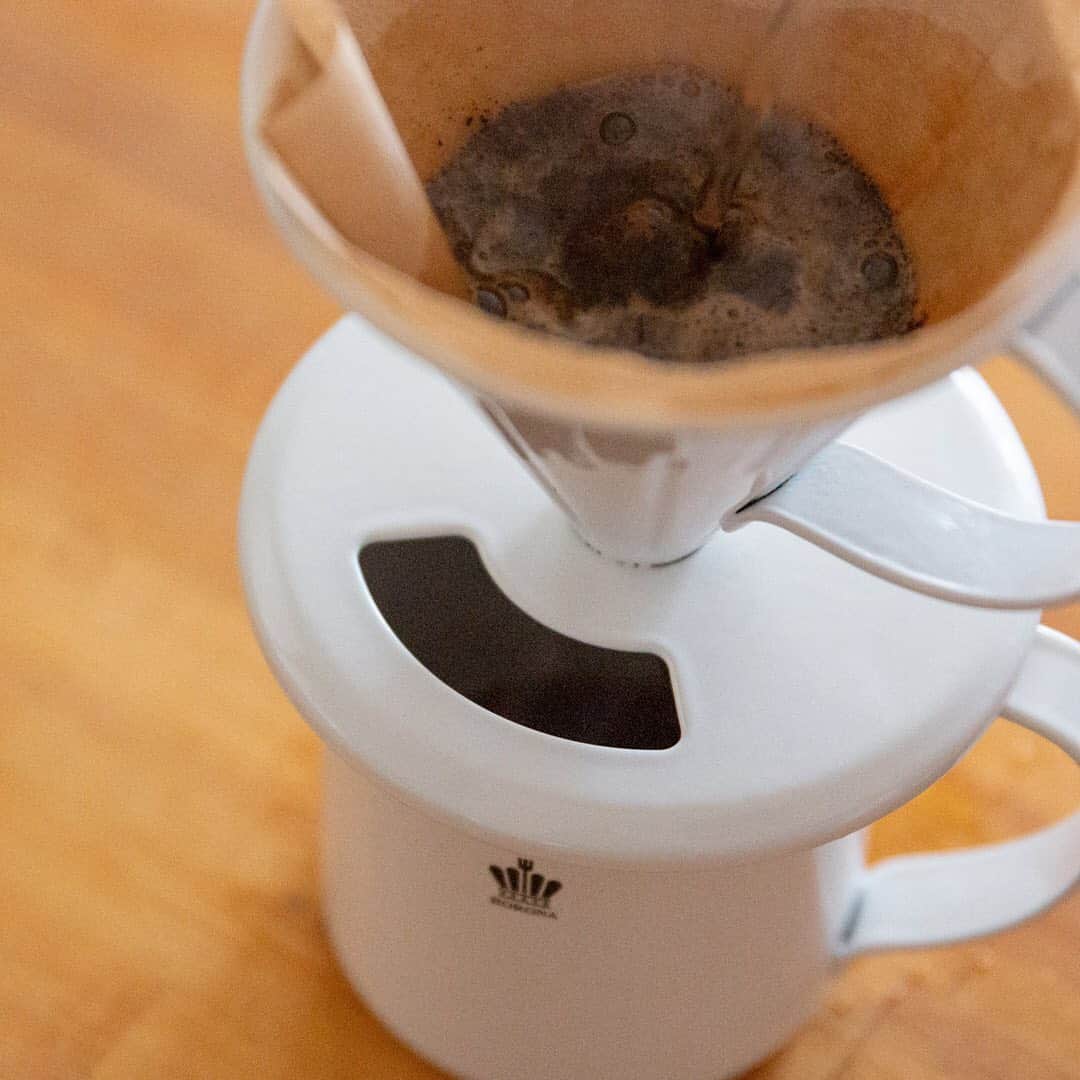 Arnest Inc.さんのインスタグラム写真 - (Arnest Inc.Instagram)「アーネスト初の試みとして、クラウドファンディングサイト『Makuake』のプロジェクトに参加いたします。  コーヒーを、もっとおいしく。国産高品質ホーローのコーヒーセット https://www.makuake.com/project/horona/  品質にこだわった、メイドイン【燕三条】の琺瑯のコーヒーセット・カトラリーとなります。 その名も【HORONA～ホロナ～】 琺瑯はさながら、薄いのに丈夫な陶磁器のよう。つるんとした質感は、毎日触れる度に気持ちがいい使い心地。 金属があまり好きじゃない、苦手…という方にもオススメです。  https://www.makuake.com/project/horona/ ✔️品質にこだわった【燕三条】で製造 ✔️ニオイうつりが少ない ✔️いつも清潔に使える ✔️軽いから取り回ししやすい ✔️いつも清潔に使える  https://www.makuake.com/project/horona/  2,000円のご支援⇒スイーツとりわけスプーン 2,500円のご支援⇒Ｍサイズのマグカップ 6,500円のご支援⇒ドリッパーとマグカップのセット 7,500円のご支援⇒ドリップポット（ホワイト） 8,500円のご支援⇒ドリップポット（ブラック・グレー・ブラウンのいずれか1色） 12,000円のご支援⇒Ｍサイズのマグカップ、ドリッパー、キャニスター、ミニスコップのセット 18,000円のご支援⇒Ｍサイズのマグカップ、ドリッパー、ドリップポット、キャニスター、ミニスコップのセット ※18,000円のフルセットのみ、限定30セットの早割特典として、15,000円のご支援コースをご用意しております。  https://www.makuake.com/project/horona/  アーネスト直販販売サイト、すまいる雑貨では年明けの販売を予定しております。 ご期待ください！！ #HORONA #ホロナ #琺瑯 #ほうろう #ホーロー #コーヒー #珈琲 #コーヒーセット #マグカップ #ドリップポット #キャラ弁 #デコ弁 #フライパン #トースターパン #大根おろし #燕三条 #すまいる雑貨 #アーネスト #クラウドファンディング #makuake @makuake_official」8月21日 11時01分 - arnest_japan