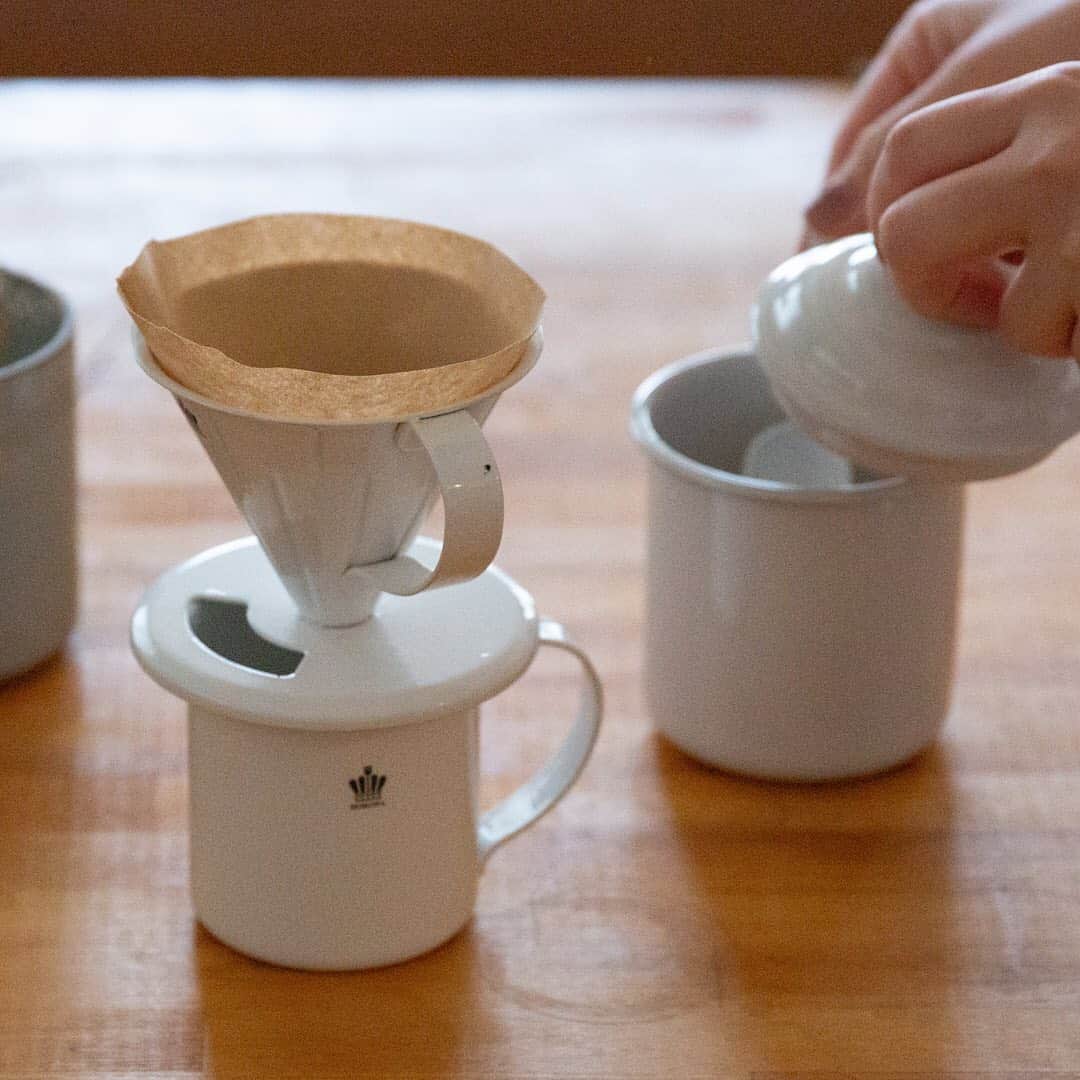 Arnest Inc.さんのインスタグラム写真 - (Arnest Inc.Instagram)「アーネスト初の試みとして、クラウドファンディングサイト『Makuake』のプロジェクトに参加いたします。  コーヒーを、もっとおいしく。国産高品質ホーローのコーヒーセット https://www.makuake.com/project/horona/  品質にこだわった、メイドイン【燕三条】の琺瑯のコーヒーセット・カトラリーとなります。 その名も【HORONA～ホロナ～】 琺瑯はさながら、薄いのに丈夫な陶磁器のよう。つるんとした質感は、毎日触れる度に気持ちがいい使い心地。 金属があまり好きじゃない、苦手…という方にもオススメです。  https://www.makuake.com/project/horona/ ✔️品質にこだわった【燕三条】で製造 ✔️ニオイうつりが少ない ✔️いつも清潔に使える ✔️軽いから取り回ししやすい ✔️いつも清潔に使える ✔️軽いから取り回ししやすい  https://www.makuake.com/project/horona/  2,000円のご支援⇒スイーツとりわけスプーン 2,500円のご支援⇒Ｍサイズのマグカップ 6,500円のご支援⇒ドリッパーとマグカップのセット 7,500円のご支援⇒ドリップポット（ホワイト） 8,500円のご支援⇒ドリップポット（ブラック・グレー・ブラウンのいずれか1色） 12,000円のご支援⇒Ｍサイズのマグカップ、ドリッパー、キャニスター、ミニスコップのセット 18,000円のご支援⇒Ｍサイズのマグカップ、ドリッパー、ドリップポット、キャニスター、ミニスコップのセット ※18,000円のフルセットのみ、限定30セットの早割特典として、15,000円のご支援コースをご用意しております。  https://www.makuake.com/project/horona/  アーネスト直販販売サイト、すまいる雑貨では年明けの販売を予定しております。 ご期待ください！！ #HORONA #ホロナ #琺瑯 #ほうろう #ホーロー #コーヒー #珈琲 #コーヒーセット #マグカップ #ドリップポット #キャラ弁 #デコ弁 #フライパン #トースターパン #大根おろし #燕三条 #すまいる雑貨 #アーネスト #クラウドファンディング #makuake @makuake_official」8月21日 11時02分 - arnest_japan