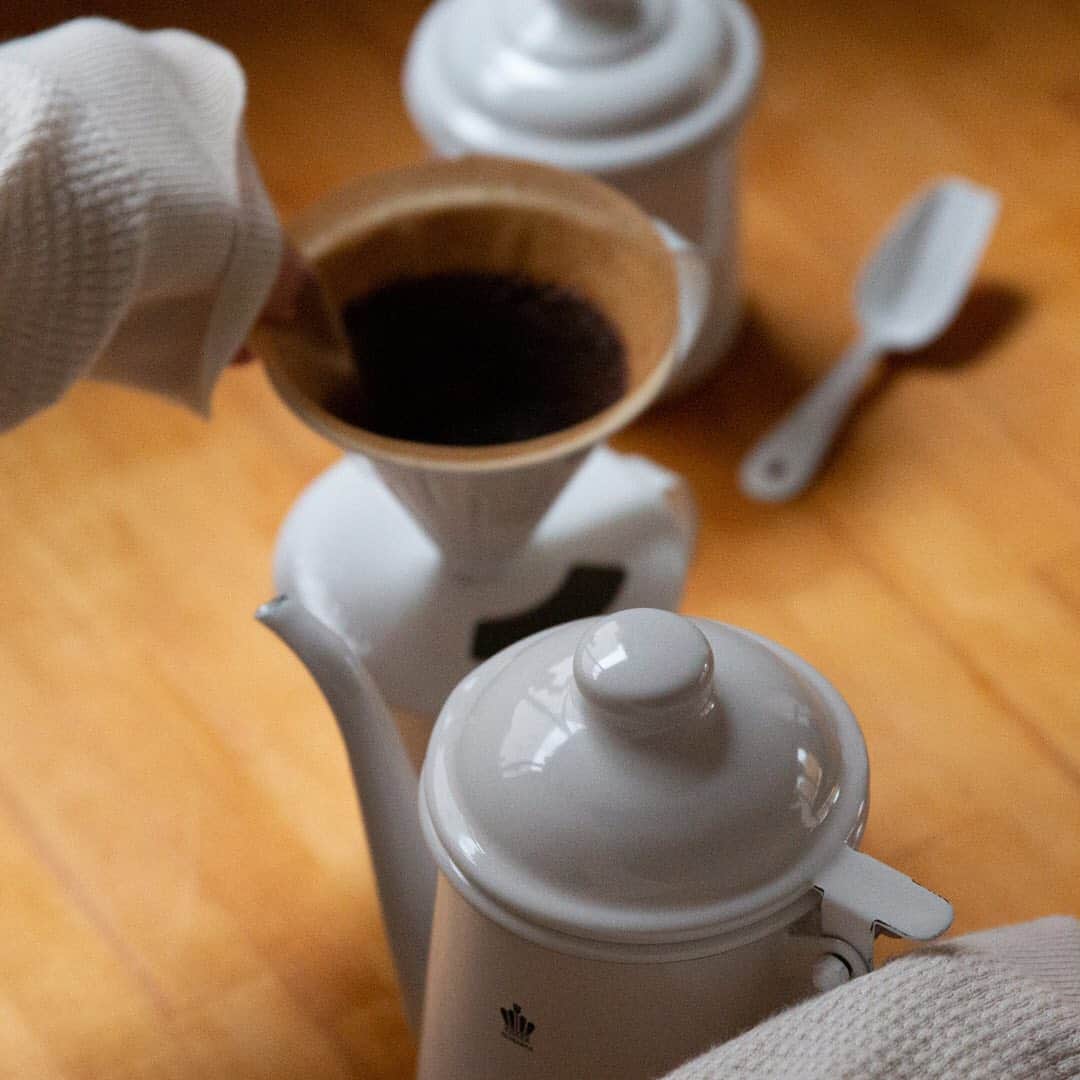 Arnest Inc.さんのインスタグラム写真 - (Arnest Inc.Instagram)「アーネスト初の試みとして、クラウドファンディングサイト『Makuake』のプロジェクトに参加いたします。  コーヒーを、もっとおいしく。国産高品質ホーローのコーヒーセット https://www.makuake.com/project/horona/  品質にこだわった、メイドイン【燕三条】の琺瑯のコーヒーセット・カトラリーとなります。 その名も【HORONA～ホロナ～】 琺瑯はさながら、薄いのに丈夫な陶磁器のよう。つるんとした質感は、毎日触れる度に気持ちがいい使い心地。 金属があまり好きじゃない、苦手…という方にもオススメです。  https://www.makuake.com/project/horona/ ✔️品質にこだわった【燕三条】で製造 ✔️ニオイうつりが少ない ✔️いつも清潔に使える ✔️軽いから取り回ししやすい ✔️いつも清潔に使える ✔️軽いから取り回ししやすい  https://www.makuake.com/project/horona/  2,000円のご支援⇒スイーツとりわけスプーン 2,500円のご支援⇒Ｍサイズのマグカップ 6,500円のご支援⇒ドリッパーとマグカップのセット 7,500円のご支援⇒ドリップポット（ホワイト） 8,500円のご支援⇒ドリップポット（ブラック・グレー・ブラウンのいずれか1色） 12,000円のご支援⇒Ｍサイズのマグカップ、ドリッパー、キャニスター、ミニスコップのセット 18,000円のご支援⇒Ｍサイズのマグカップ、ドリッパー、ドリップポット、キャニスター、ミニスコップのセット ※18,000円のフルセットのみ、限定30セットの早割特典として、15,000円のご支援コースをご用意しております。  https://www.makuake.com/project/horona/  アーネスト直販販売サイト、すまいる雑貨では年明けの販売を予定しております。 ご期待ください！！ #HORONA #ホロナ #琺瑯 #ほうろう #ホーロー #コーヒー #珈琲 #コーヒーセット #マグカップ #ドリップポット #キャラ弁 #デコ弁 #フライパン #トースターパン #大根おろし #燕三条 #すまいる雑貨 #アーネスト #クラウドファンディング #makuake @makuake_official」8月21日 11時02分 - arnest_japan