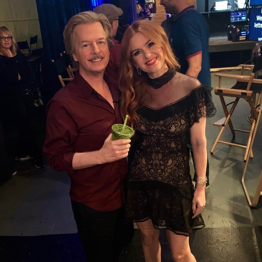 デヴィッド・スペードのインスタグラム：「Tonight on @lightsout we have lovely and talented @islafisher who roasts me the whole time. And the great @daveattell and @gregfitzsimmons 🤸🏻‍♂️」