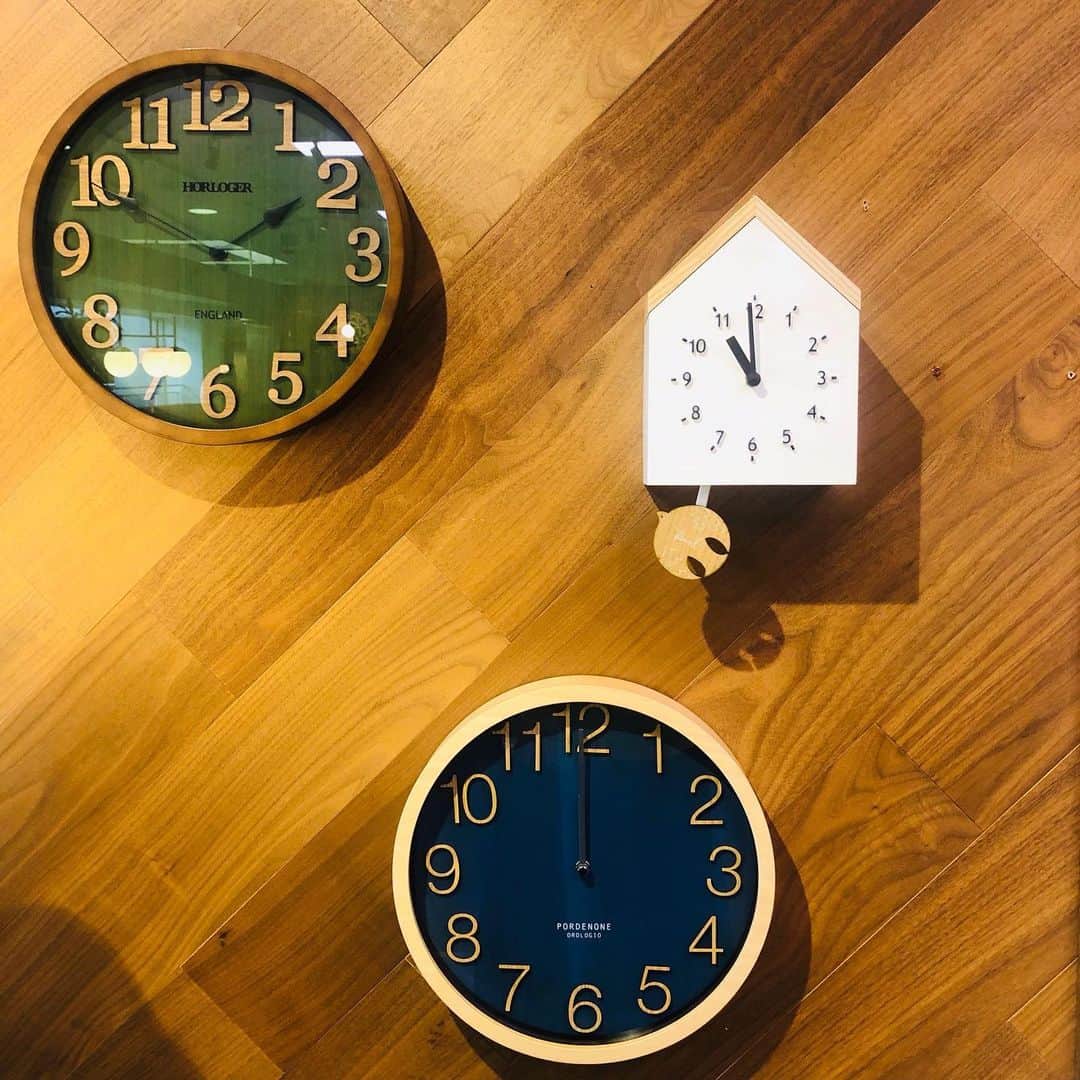 TIMELESS CRAFTさんのインスタグラム写真 - (TIMELESS CRAFTInstagram)「・ ・ TIMELESS CRAFT みなとみらい 新しい時計が入荷しました⏰ ・ ・ ロヴィーネ ¥10.584(税込) ・ ・ 可愛らしいお家の形をしたこちらの時計は、壁に掛けるだけではなく、振り子を外せば置き時計としても使えます お色はホワイト以外にもレッド、グリーンの全3色 ・ ・ 気になる方は、ぜひみなとみらい店にお越しくださいませ ご来店、お待ちしております ・ ・ #タイムレスクラフト  #timelesscraft  #みなとみらい  #ワールドポーターズ #神奈川 #横浜  #家具 #時計 #壁掛け時計 #置き時計 #新居 #戸建て #マンション #かわいい  #夏休み #furniture #TV #sofa #table #chair #clock  #lovely #cute #summer #Yokohama」8月21日 11時10分 - esq_innovate