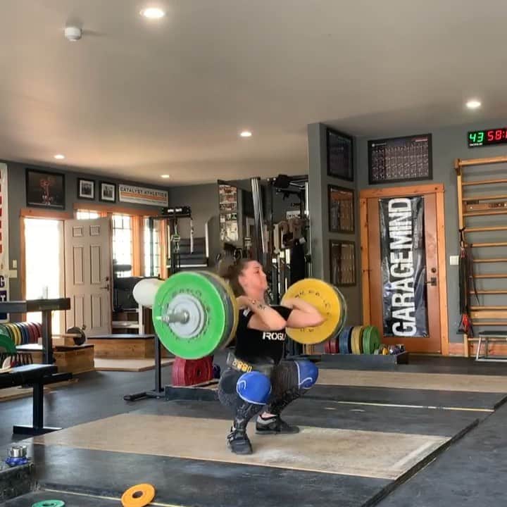 マッティ・ロジャーズのインスタグラム：「Started my travel at 1:30am local time today, but hopped off the plane & got my first session here done! 8 doubles on timed rest. A bit on the struggle side, but that was expected coming off cross country travel. SO pumped & so grateful to be here for the week! @roguefitness @2poodperformance @rehband @catalystathletics @aimees2cents」