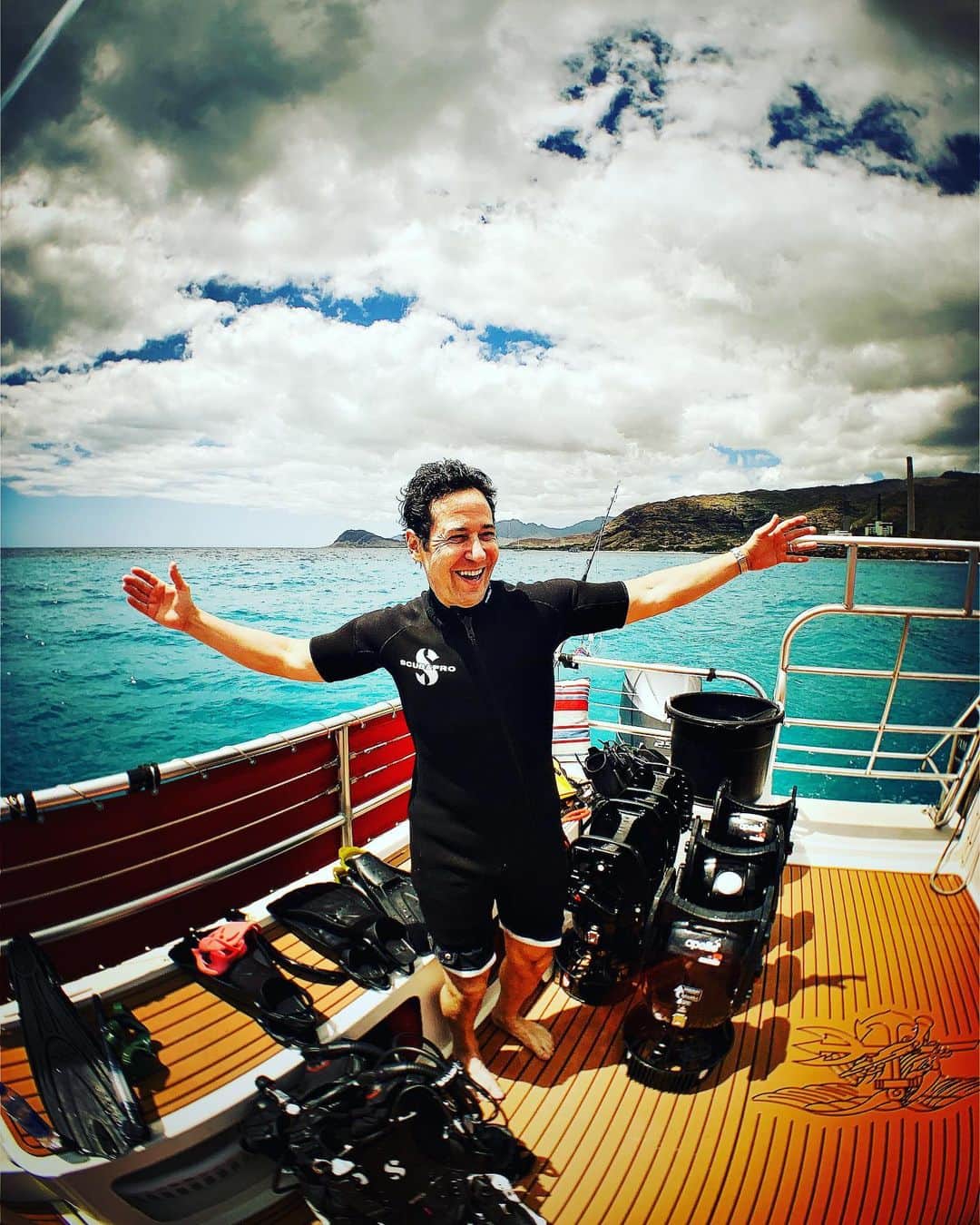ロブ・モローのインスタグラム：「Too genius. Diving on west side of #oahu #kapolei great time w/Steve & co @tridentadventureshawaii @cbs_hawaii_five_0 #alexoloughlin」