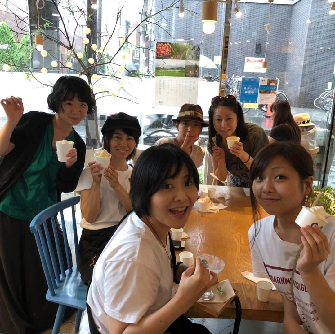 相馬有紀実のインスタグラム：「昨日は劇場仕込みしましたよ❤️女子メンでアイス！3枚目作る人困るガン見（笑）！ さてさて明日はもう本番よ(^ ^) みんな見に来てね⭐︎ #舞台 #見に来てほしい #吉祥寺 #吉祥寺シアター #芝居 #200億の電波」