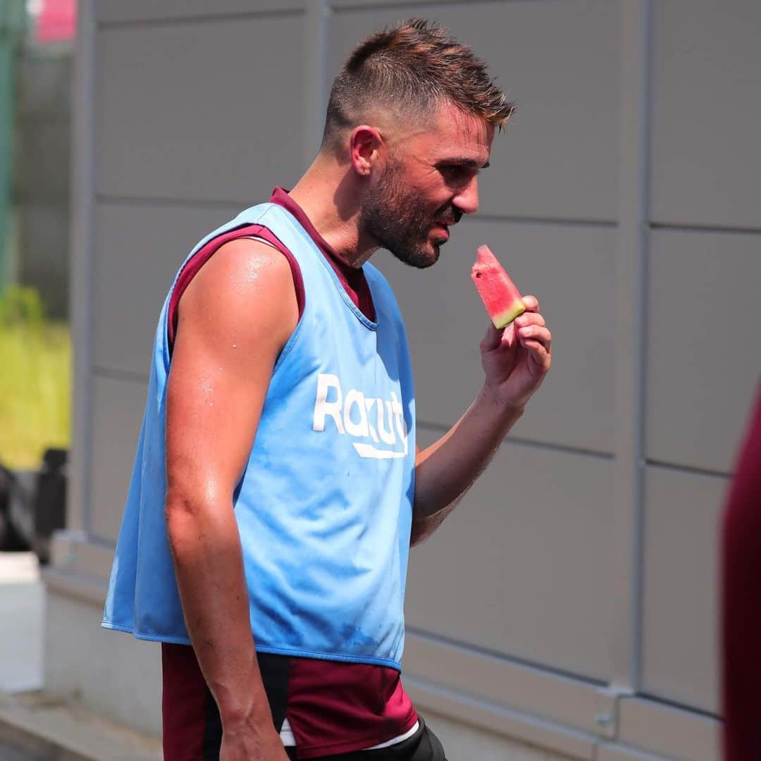 ダビド・ビジャさんのインスタグラム写真 - (ダビド・ビジャInstagram)「🍉🤤🤙🏻 #watermelon #sandia #visselkobe」8月21日 11時20分 - davidvilla