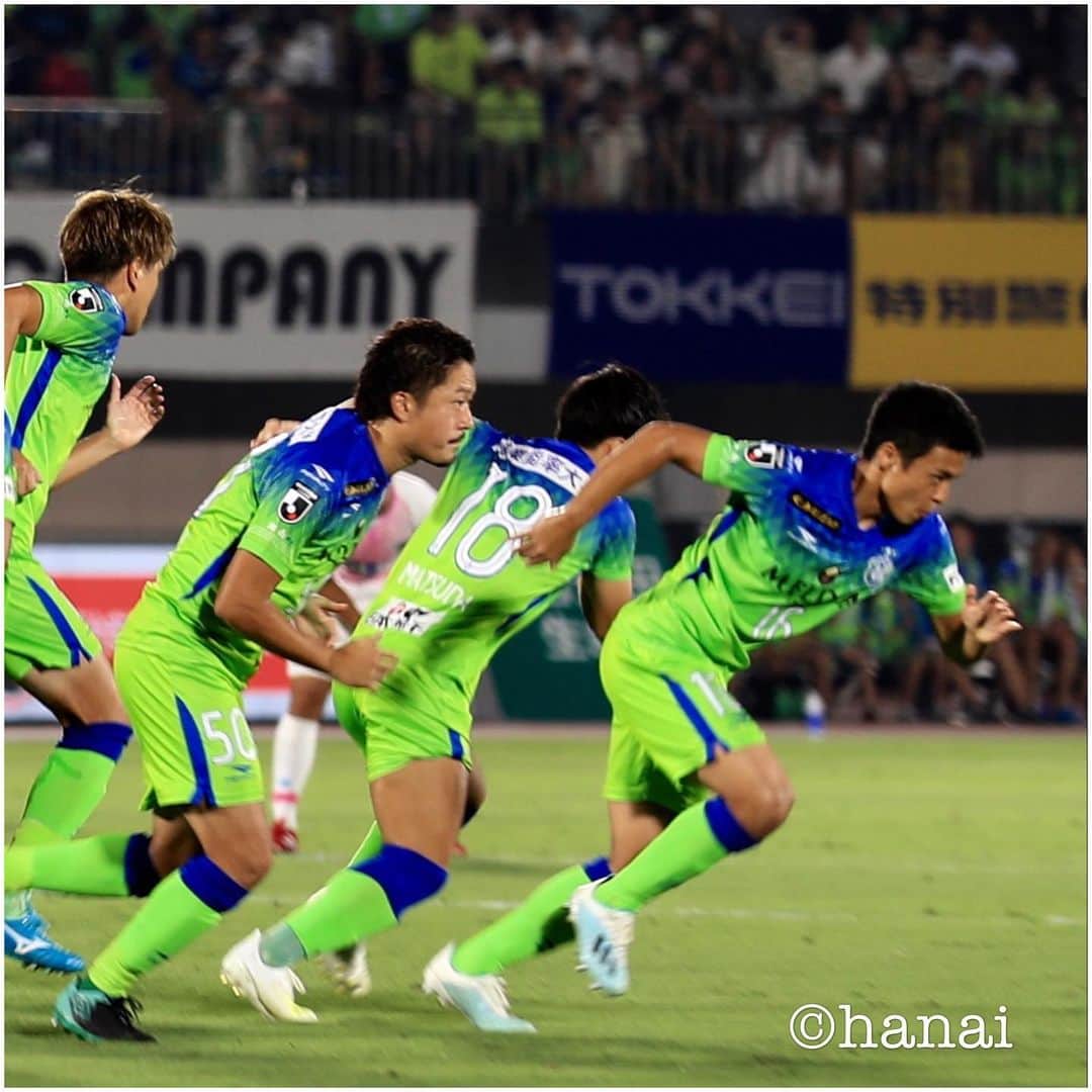 Yasunari Hanaiさんのインスタグラム写真 - (Yasunari HanaiInstagram)「【スポーツ写真】 湘南ベルマーレvsサンガ鳥栖 ベルマーレと言えば円陣からのダッシュ！ いつ見てもカッコいい。  #湘南ベルマーレ #ベルマーレ #サンガ #j1 #サッカー #スポーツフォト #スポーツカメラマン #スポーツ写真  #サッカー観戦  #一眼レフ #キャノン #長久手 #EOS  #canon  #canon_photos #sportsphotography」8月21日 11時27分 - yasunarihanai