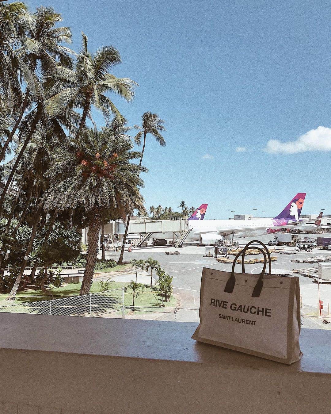 HARUEさんのインスタグラム写真 - (HARUEInstagram)「HNL ✈︎ KIX . あっという間に夏のハワイ旅も終わり🌺 . 大好きなゴルフをして、美味しいものを食べて、綺麗な海に入って、たっぷり風を浴びながらドライブして、人と自然の温かさに触れて♡ . 全ての瞬間に幸せを感じる、そんな場所🌺 . . #hawaii #mahalo #airport #ハワイ」8月21日 11時36分 - harue0104