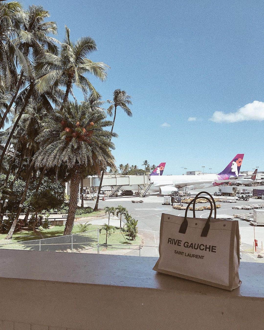 のインスタグラム：「HNL ✈︎ KIX . あっという間に夏のハワイ旅も終わり🌺 . 大好きなゴルフをして、美味しいものを食べて、綺麗な海に入って、たっぷり風を浴びながらドライブして、人と自然の温かさに触れて♡ . 全ての瞬間に幸せを感じる、そんな場所🌺 . . #hawaii #mahalo #airport #ハワイ」