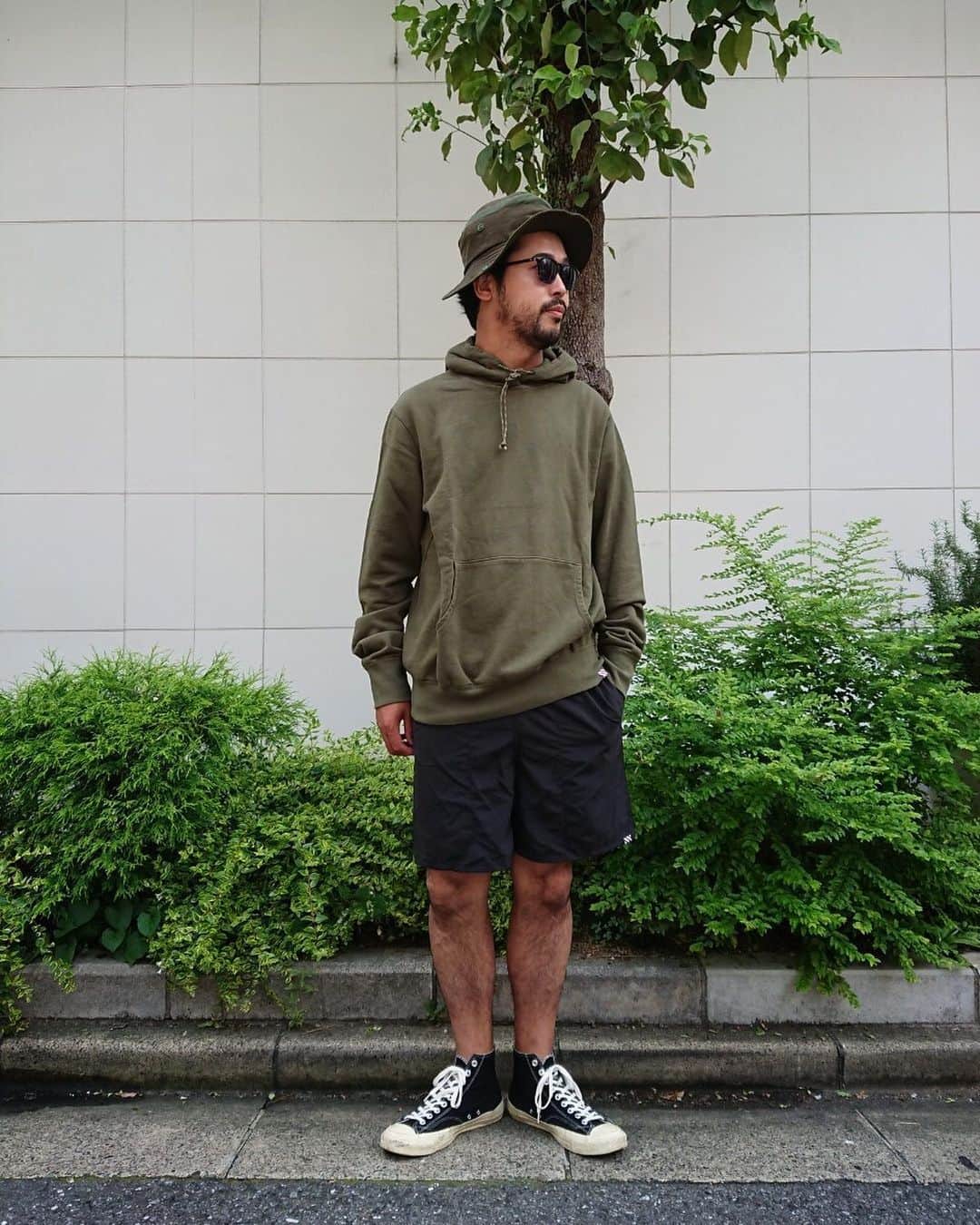 のインスタグラム：「FSC STAFF STYLE - FUTAKO BARBER 2019.08.21  HOODED SWEATSHIRT: #freemanssportingclub  Style no. SS19-12-21-UF94 Col. ARMYGREEN Price. ¥32,000+tax→NOW 50%OFF ¥16,000+tax  #fsctokyo #fscginza #fscfutakobarber #menswear #barbershop #futakotamagawa」