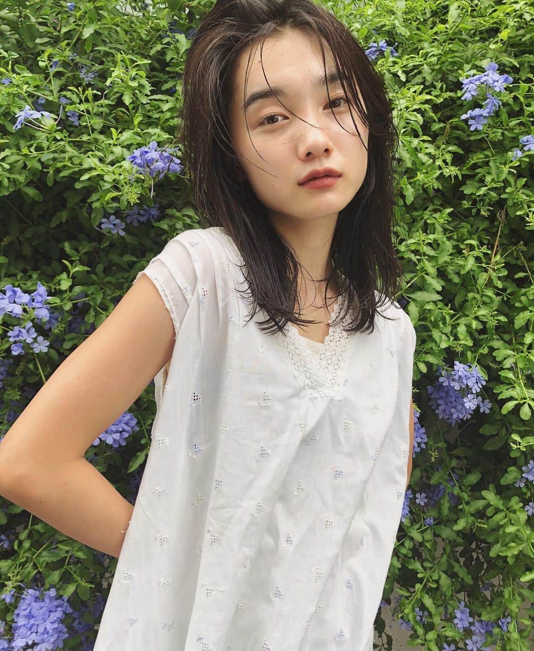 カワシリアツシのインスタグラム：「ナチュラルにハンドブローで◎ ・ ・ ・ ・ブリーチの回数がわからない。 ・値段が気になる。 ・ダメージが心配。など なんでもご気軽にご相談ください😊 ・ ご予約やご相談はDM・LINEにて待ちしております。 ・ ・ ・  #アディクシー #イルミナカラー  #外国人風カラー #ミニボブ #切りっぱなしボブ #ハイライト #外ハネ #グラデーション #ベージュ#ポートレート #Wカラー #ストキュア #美容学生 #撮影 #ウルフヘア #ウルフカット  #ショートヘア #グレージュ  #ブルージュ #ブリーチ #portrait #フィルムカメラ #hairstyle #ショートカット #haircolor #ハイトーン #데일리룩 #时尚 #แฟชั่น#デジキュア」