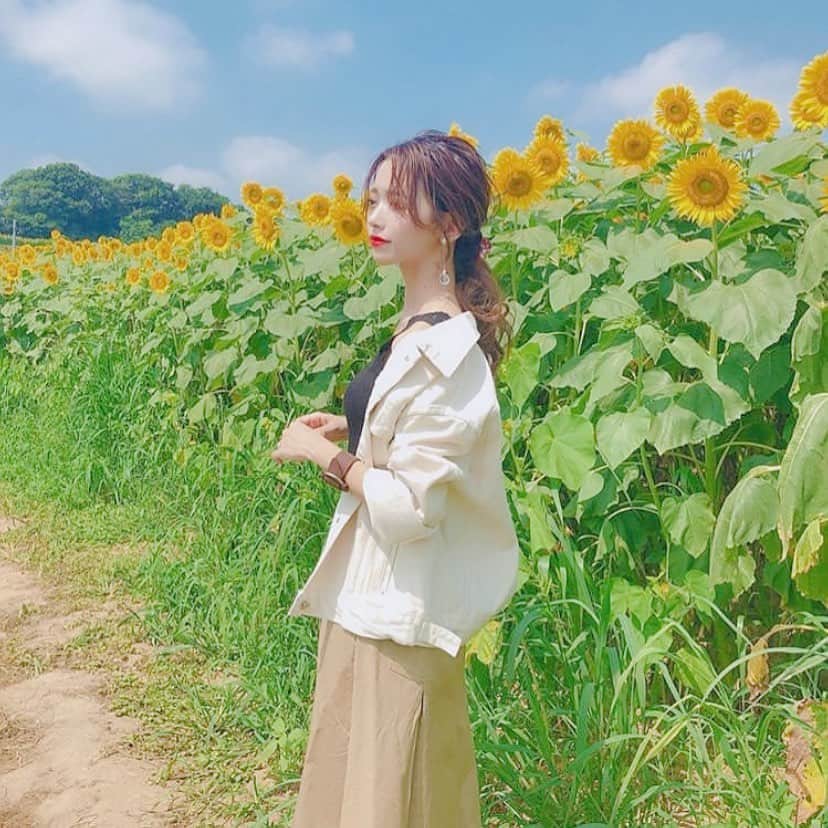 のインスタグラム：「#ひまわり畑 は夏の写真映えスポットとして欠かせない場所🌻 ファッションを意識するとより楽しくなります👘 . 本日リポストでご紹介するSHOPLISTAは「 @ancororiin 」さん❣️ ご提供・ご利用誠にありがとうございます！ . ・・・ ひまわり畑コーデ🌻 きょうは弾丸東京にいくよ！暑そう！ . inner. @fifth_store outer. @isntshe_official skirt. @shoplist_official pierce. @be.u_jp bangle. 不明 scarf. @fifth_store のバッグに付いてるやつ ・・・ . 〜「SHOPLISTA」の詳細は下記をご覧ください👀〜 ■キャプションに「#SHOPLIST」「#SHOPLISTA」を記載 ■SHOPLIST公式アカウントを画像にタグ付け「@shoplist_official」」