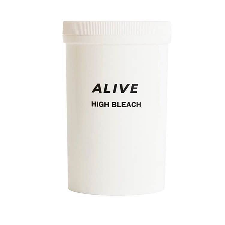 ALIVEさんのインスタグラム写真 - (ALIVEInstagram)「#amazon でも取り扱いしているALIVE high bleach は通常のブリーチに比べて一度で明るさが出やすいブリーチです🍀 【BEAUTY GARAGE様にてお取扱中🌷】 ・ グラデーションカラー、ハイライト、バレイヤージュ、地毛を残したグラデーションカラー、外国人風カラーなどヘアカラーに特化した原宿・表参道・吉祥寺の美容室『ALIVE（アライブ）』が開発した、パウダーブリーチ（500g）、オールウェーブセットローション（1000ml）、カラーキープシャンプー（200ml）が日本最大級プロ向け美容商材卸し『BEAUTY GARAGE』様にてお取扱い中です❣️ ・ ※ガモウ様でも取扱中❗️ ・ ・ ・ 【パウダーブリーチ】 ・ リフト力の安定と心地よい操作性をコンセプトに独自に開発したパウダーブリーチ。 ノンダストタイプで粉飛びが少なく、コストパフォーマンスの良さも特徴です。 ・ ・ ・ 【オールウェーブセットローション】 ・ 美容学生の方にオススメの美容師国家試験向けオールウェーブセットローションは、コストパフォーマンスに優れた1000mlの大容量タイプ。 セラミド配合で手荒れをしにくく乾きにくいため、水分補給をする手間が省けタイム短縮に貢献します。 ・ ・ ・ 【カラーキープシャンプー】 ・ ▶︎《紫（ムラシャン）》 紫の濃さにこだわったムラサキシャンプー。 外国人のような黄色味の無い綺麗なカラーを持続させます。 濃さにこだわっているので、わかりやすい結果を求められる方や、ブリーチした髪やグラデーションカラー、ハイライトをした髪にオススメです。 ・ ▶︎《シルバー》 ハイトーンのブリーチ毛や、黄色味が気になる方にオススメです。 3日に1回程度、泡立てて置いておくだけでブリーチの嫌な黄色味やギラツキを抑えて柔らかいベージュをキープすることができます。 ムラシャンよりも青みを抑えハイトーンに適した色を配合しています。 ・ ▶︎《ベリーピンク》 ブリーチしてピンクや赤など暖色系の髪色にした方にオススメです。 色落ちを防ぎ、カラーの色持ちをよくしてくれカラーを長く楽しむことができます。 色が落ちて黄色くなってしまった方は、シャンプー後3～10分おくとより効果的です。 ・ ・ ・ 『BEAUTY GARAGE』様のサイトにて「ALIVE」と検索いただくと商品の一覧をご覧いただけます🌸🌸 ・ ・ #ビューティガレージ #ガモウ #ブリーチ #ブリーチ剤 #パウダーブリーチ #セットローション #ムラシャン #シャンプー #ALIVE #表参道美容室 #原宿  #吉祥寺 #美容室 #美容学生 #美容学校 #国家試験​ #ヘアカラー #グラデーションカラー #ハイライト #バレイヤージュ #外国人風カラー #BEAUTYGARAGE #gamo」8月21日 11時55分 - alivehair