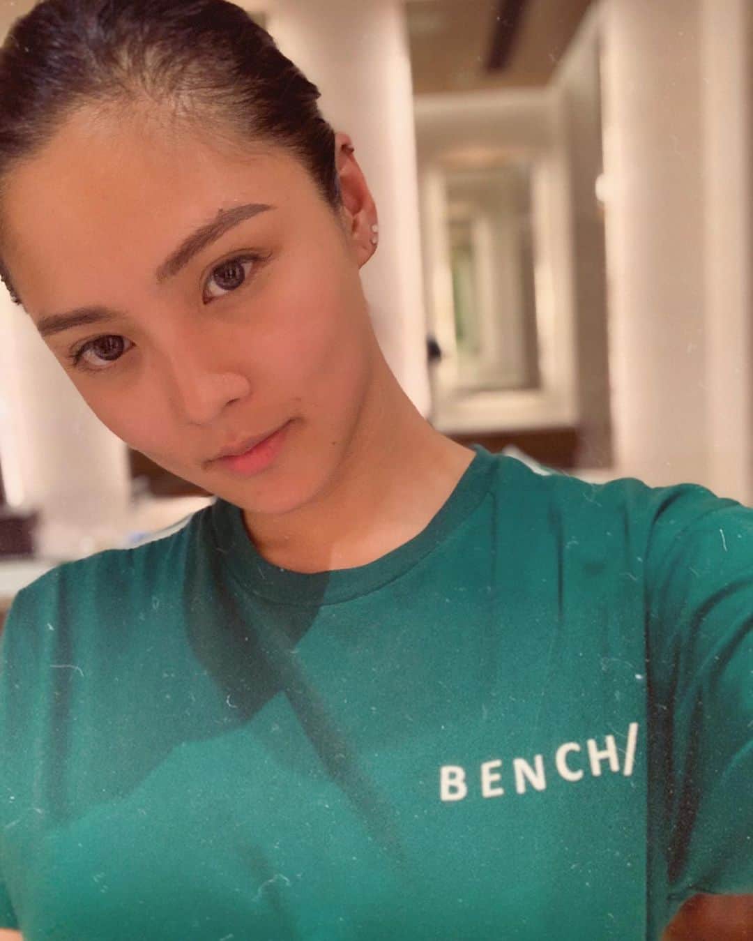 Kim Chiuさんのインスタグラム写真 - (Kim ChiuInstagram)「shameless selfie on a rainy day!!! 😅 keep safe and dry everyone!☔️. #BenchEveryday 💚 @benchtm」8月21日 11時56分 - chinitaprincess
