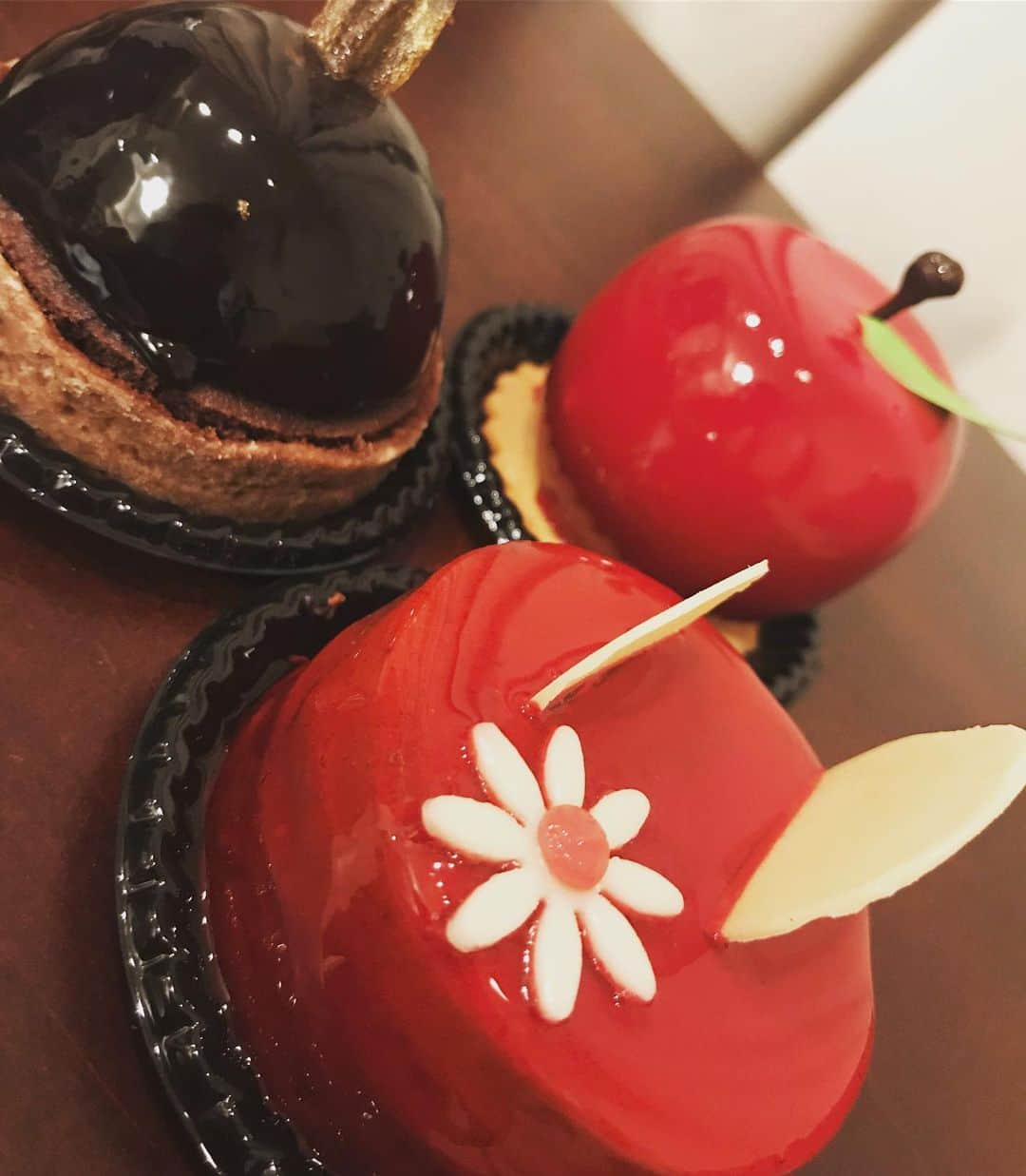 Yuka Maeda ::manicurelistのインスタグラム：「めちゃくちゃ美味しいケーキ🎂(T_T)💓 周年おめでとうー🎉って頂きました😭❤️ このケーキ初めて食べたんですが美味しすぎてビックリ🥺❤️❤️ いつも本当にありがとうございます🥺❤️❤️❤️ 大阪市北区 梅田.中崎町.駅から徒歩7分🚶‍♀️ CADENAS nail eyelash  マツエクアカウント @cadenaseyelash LINE:@ cadenas 🆔検索🙋‍♀️ tel:06-4792-8617. cadenas.nail@gmail.com. . #ネイル #ネイルアート #ネイルデザイン #梅田ネイルサロン  #堂山町ネイル #大人ネイル  #フィルイン #ジェルネイル #jelnail #nails  #nailart #instagood #ワンカラー #大阪ネイルサロン  #上品ネイル #シンプルネイル  #ジェルデザイン #cadenas #カデナ #夏ネイル #fashion #smile #love #美甲 #happy #newnails #loveit #周年 #ケーキ」