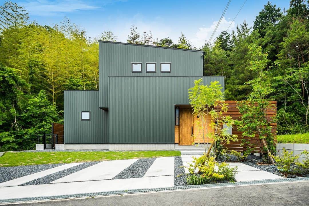 ルポハウス一級建築士事務所さんのインスタグラム写真 - (ルポハウス一級建築士事務所Instagram)「・ ・ ・ 取り囲む深緑に溶け込むモスグリーンのガルバリウム。 ・ 通りから距離を取ることで、幾何学然としたボリュームが浮き出ずに、いっそ緑に飲み込まれてしまうような印象のファサードです。 ・ ・ ・ 𓐌𓐌𓐌𓐌𓐌𓐌𓐌𓐌𓐌𓐌𓐌𓐌𓐌𓐌𓐌𓐌𓐌𓐌  ルポハウスの施工事例はこちらまで☞ @reposhouse  𓐌𓐌𓐌𓐌𓐌𓐌𓐌𓐌𓐌𓐌𓐌𓐌𓐌𓐌𓐌𓐌𓐌𓐌 #ルポハウス は#ちょっとかっこいい家 を"友人のために" という思いでつくっています。 一生に一度の#マイホーム。 「あなたにしかできない」×「ルポハウスだからできる」で、 私たちだけの#家づくり を思いっきり楽しんでみませんか？！ ・ ・ ・ #住宅 #注文住宅 #新築一戸建て #デザイナーズ住宅  #一級建築士事務所 #設計事務所 #滋賀県大津市 #滋賀県草津市 #外観デザイン #外観イメージ #モスグリーンガルバ」8月21日 11時57分 - reposhouse
