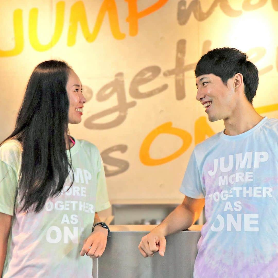 jump one（ジャンプワン）さんのインスタグラム写真 - (jump one（ジャンプワン）Instagram)「. . タイダイTシャツ着用イメージのMen’s編です！ 明るめのブルーで爽やかな夏のイメージを表現。 . 素材はポリエステル100%ながら、綿のようなやさしく軽い肌触り。 速乾性に優れているので、汗をよくかく方でもストレスフリーで着用いただけます。 ぜひ店頭で、この肌触りを確かめてみてくださいね！ . このタイダイTシャツで、 まだまだ続く暑い夏をさらっと快適に乗り切りましょう♪ . . 発売日：8/10（Sat） . ■ jump one+ ネオタイダイTシャツ【NEW】 ¥8,500 + tax  SIZE : Women’s 36/38  Men's 46/48 . Model／インストラクター Kenta（Ginza.1) & Ayaka（Kichijoji) . . #jumpone #ジャンプワン #diet #ダイエット #筋トレ #トレーニング #ボディメイク #フィットネス #ワークアウト #ストレス発散 #エクササイズ #有酸素運動 #トレーニング女子 #腹筋割りたい #ジム女子 #暗闇フィットネス #トランポリンダイエット #暗闇トランポリン #トランポリンフィットネス #美ボディ #美body #サマー#activewear #フィットネスウェア #アスレジャー #アスレジャーファッション #tシャツコーデ」8月21日 12時02分 - jumpone_official