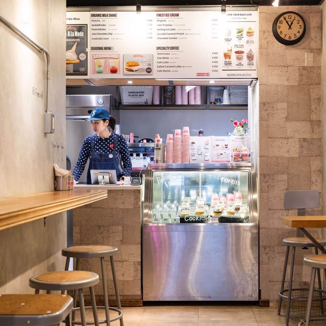 オズモール編集部さんのインスタグラム写真 - (オズモール編集部Instagram)「【東京で味わえる最新のひんやりスイーツ！「MELTING IN THE MOUTH」のアイスクリーム】 ㅤㅤㅤㅤㅤㅤㅤㅤㅤㅤㅤㅤㅤ ぷっくりとしたソフトクリームがかわいい、広尾で人気のカフェ「MELTING IN THE MOUTH」 ㅤㅤㅤㅤㅤㅤㅤㅤㅤㅤㅤㅤㅤ 素材にもこだわりがあり、数種類のオーガニック牛乳をミックスした、濃厚なアイスを楽しむことができます🍦 ㅤㅤㅤㅤㅤㅤㅤㅤㅤㅤㅤㅤㅤ また、落としちゃったアイスがモチーフの「クッキーアラモード」も見逃せません🍪 ㅤㅤㅤㅤㅤㅤㅤㅤㅤㅤㅤㅤㅤ オーガニックアイスクリームをクッキーにのせて食べる新作スイーツは、写真映えすること間違いなしです📸 ㅤㅤㅤㅤㅤㅤㅤㅤㅤㅤㅤㅤㅤ フォトジェニックな店内で、キュートな1枚を写真に収めよう。 ㅤㅤㅤㅤㅤㅤㅤㅤㅤㅤㅤㅤㅤ 「MELTING IN THE MOUTH」紹介ページはこちら https://www.ozmall.co.jp/sweets/icecream/article/19551/ ㅤㅤㅤㅤㅤㅤㅤㅤㅤㅤㅤㅤㅤ @ozmall_editors  #オズモール #オズマガジン #東京女子部 #スイーツ #スイーツ巡り #スイーツ部 #スイーツ女子#ひんやりスイーツ #スイーツ好きな人と繋がりたい #アイス好きな人と繋がりたい #ひんやりスイーツメモ #東京カフェ#広尾カフェ#MELTINGINTHEMOUTH#アイス #アイス好き#アイス部#カフェ巡り#アイスタグラム」8月21日 12時09分 - ozmall_editors