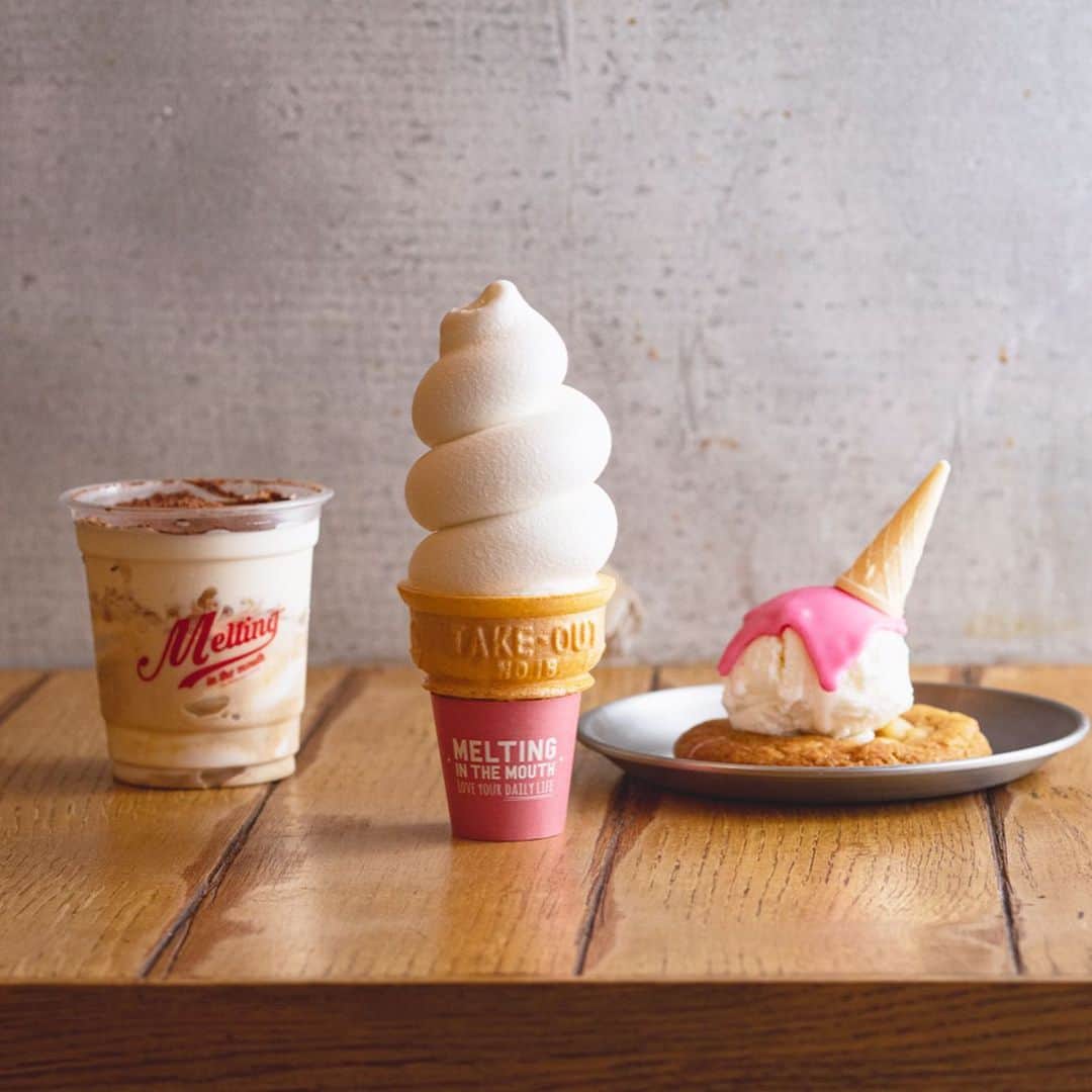 オズモール編集部さんのインスタグラム写真 - (オズモール編集部Instagram)「【東京で味わえる最新のひんやりスイーツ！「MELTING IN THE MOUTH」のアイスクリーム】 ㅤㅤㅤㅤㅤㅤㅤㅤㅤㅤㅤㅤㅤ ぷっくりとしたソフトクリームがかわいい、広尾で人気のカフェ「MELTING IN THE MOUTH」 ㅤㅤㅤㅤㅤㅤㅤㅤㅤㅤㅤㅤㅤ 素材にもこだわりがあり、数種類のオーガニック牛乳をミックスした、濃厚なアイスを楽しむことができます🍦 ㅤㅤㅤㅤㅤㅤㅤㅤㅤㅤㅤㅤㅤ また、落としちゃったアイスがモチーフの「クッキーアラモード」も見逃せません🍪 ㅤㅤㅤㅤㅤㅤㅤㅤㅤㅤㅤㅤㅤ オーガニックアイスクリームをクッキーにのせて食べる新作スイーツは、写真映えすること間違いなしです📸 ㅤㅤㅤㅤㅤㅤㅤㅤㅤㅤㅤㅤㅤ フォトジェニックな店内で、キュートな1枚を写真に収めよう。 ㅤㅤㅤㅤㅤㅤㅤㅤㅤㅤㅤㅤㅤ 「MELTING IN THE MOUTH」紹介ページはこちら https://www.ozmall.co.jp/sweets/icecream/article/19551/ ㅤㅤㅤㅤㅤㅤㅤㅤㅤㅤㅤㅤㅤ @ozmall_editors  #オズモール #オズマガジン #東京女子部 #スイーツ #スイーツ巡り #スイーツ部 #スイーツ女子#ひんやりスイーツ #スイーツ好きな人と繋がりたい #アイス好きな人と繋がりたい #ひんやりスイーツメモ #東京カフェ#広尾カフェ#MELTINGINTHEMOUTH#アイス #アイス好き#アイス部#カフェ巡り#アイスタグラム」8月21日 12時09分 - ozmall_editors