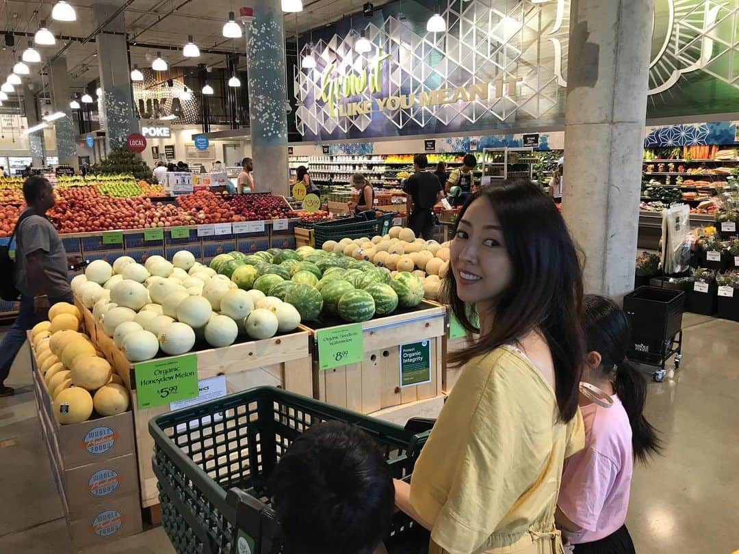 榊ゆりこさんのインスタグラム写真 - (榊ゆりこInstagram)「WHOLE FOODSへ買い出し やたらと肉とフルーツを買うfamily #hawaii#ハワイ#wholefoods」8月21日 12時09分 - yuricosakaki