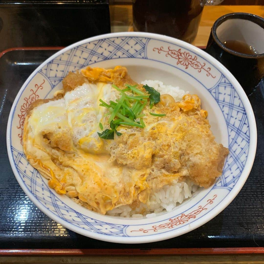 くろさんのインスタグラム写真 - (くろInstagram)「ロースかつ丼🍚500円 #ロースかつ丼 #立呑みとんかつまるや #ランチは座れます #とんかつまるや #かつ丼 #カツ丼 #新橋ランチ #新橋駅前ビル #新橋駅前ビル1号館 #新橋駅前ビル1号館1階 #ワンコインランチ」8月21日 12時09分 - m6bmw