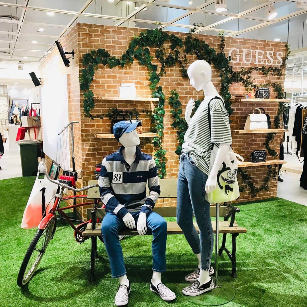 HANKYU.MODEさんのインスタグラム写真 - (HANKYU.MODEInstagram)「GUESS POP-UP STORE “BACK TO CAMPUS” Until 8/27 At ３F Cotocoto Stage31 詳しくはプロフィールURLをチェック！ #Hankyu #HANKYUMODE #umedahankyu #阪急うめだ本店 #うめだ阪急 #阪急百貨店 #osaka #umeda #mode #guess #ゲス #campas #tシャツ #81bastards #ライブペインティング」8月21日 12時09分 - hankyumode