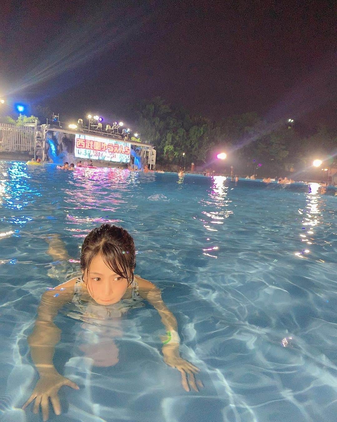まきさんのインスタグラム写真 - (まきInstagram)「夏2019✌🏼🏝⛱ #プール #ナイトプール #全力で遊んだ #あゆくま #あゆみくりかまき」8月21日 12時13分 - maki_ayumikurikamaki