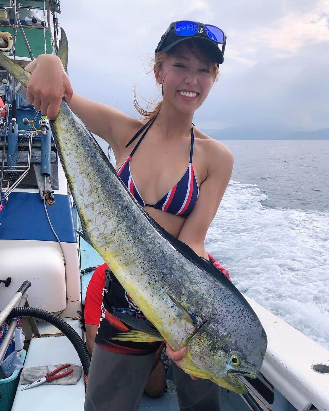 吉野七宝実さんのインスタグラム写真 吉野七宝実instagram 98センチ ぎりメーター超えならずだったけどもこのくらいのサイズになるとなかなかファイトも疲れました ビキニアングラー シイラ 釣りガール 8月21日 12時24分 Shihomi0305