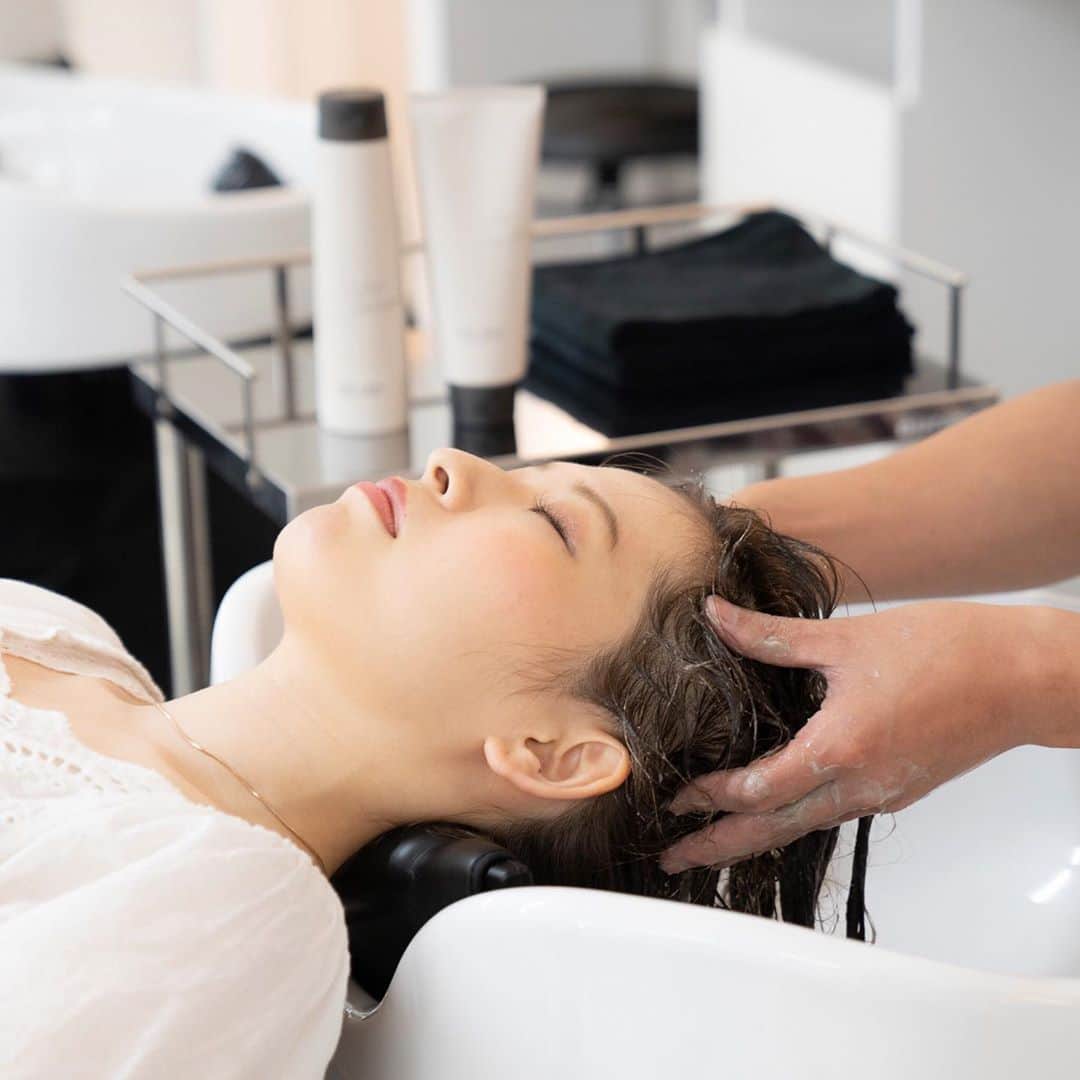 フォードヘア化粧品のインスタグラム：「・ 【AGE CARE】 頭皮のニオイ・ベタつきスッキリ！！クレイスパ✨ エイジケア クレイシャンプー&ヘアパックで、 スパメニューはいかがですか❓ ・ FORD公式アカウント💁 @ford_hair_cosmetics ・ #フォードヘア化粧品 #fordhaircosmetics #サロン専売品 #ヘアサロン #美容師さんと繋がりたい #エイジキュア #agecure #エイジケア #agecare #ヘアケア #haircare #クレイシャンプー #クレイヘアパック #育毛剤 #ユニセックス #ボタニカル #自然派 #天然由来成分 #ニオイケア #エイジングケア #シャンプー #ヘアパック #頭皮ケア #ミネラル #ボタニカル」