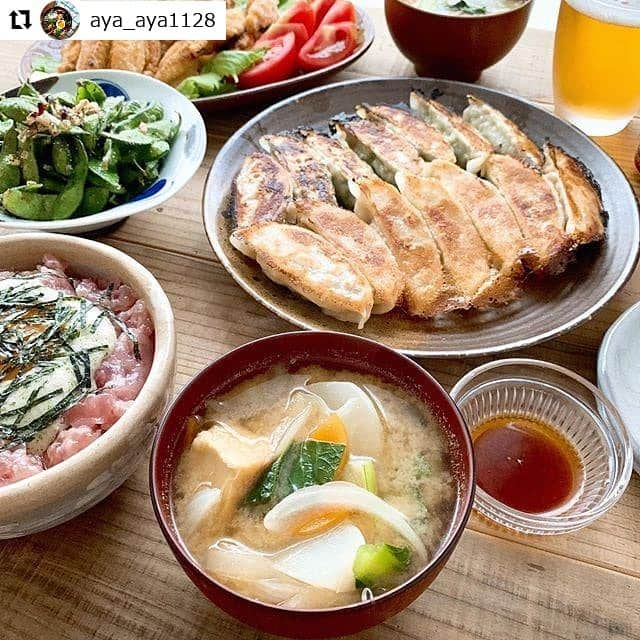 みまつ食品 餃子工房RON ひとくち餃子とキャベツサイダーさんのインスタグラム写真 - (みまつ食品 餃子工房RON ひとくち餃子とキャベツサイダーInstagram)「餃子工房RONのアンバサダーをしていただいている @aya_aya1128 様がご投稿してくださいました😆⁣ ⁣ 「にんにく生餃子」「しそ入り生餃子」です💪 ⁣ ⁣ 「にんにく生餃子」と「しそ入り生餃子」は夏季限定餃子なのですが、毎年大人気！⁣ ⁣ 想像以上のパンチの効いたにんにくと、香り豊かな爽やかなしそは、暑い夏におススメ🌻⁣ ⁣ @aya_aya1128 様、素敵なご投稿ありがとうございます💖⁣ ⁣ #Repost #リポスト #ありがとうございます #前橋餃子 #ロン餃子 #餃子工房RON #みまつ食品 #餃子 #焼き餃子 #餃子好き #餃子女子 #餃子パーティー #餃子フェス #餃子部 #餃子大好き #餃子にビール #私の美味しい写真 #簡単おつまみ #おうちごはん #今日の夕飯 #餃子屋 #デリスタグラム #料理好きと繋がりたい #時短料理 #料理写真 #料理好き #生餃子 #にんにく生餃子 #しそ入り生餃子 #限定餃子⁣ ━･･━･･━･･━･･━･･━･･━⁣ #Repost @aya_aya1128⁣ ━･･━･･━･･━･･━･･━･･━⁣ *⁣ 2019.6.15 Saturday⁣ *⁣ *⁣ 今日の晩ご飯⁣ *⁣ ○焼き餃子⁣ ○手羽唐揚げ⁣ ○枝豆ガーリック⁣ ○お味噌汁(厚揚げ、小かぶ、玉ねぎ、人参)⁣ ○吉野川の海苔が香る山かけまぐろたたき丼⁣ *⁣ *⁣ 餃子は餃子工房RON @mimatsu_gyouzakoubou_ron さんから提供していただいた、⁣ にんにく生餃子としそ入り生餃子を半分ずつ焼きました??⁣ どちらとも人気の商品で夏季限定餃子！⁣ にんにく生餃子のにんにくは 寒暖差により 甘みと風味が生まれる青森県産！⁣ ガッツリ胃袋を掴まれる、パンチがある餃子で ビールが⁣ 進むくん?⁣ そして、⁣ しそ生餃子は出荷量が全国１位の愛知県産のしそを使用！⁣ しその香りが爽やかでサッパリ美味しい⁣ こっちはお弁当にもイケそう⁣ *⁣ そしてお野菜は ココノミ @coconomi_141 さんから提供して⁣ いただいた、無農薬野菜たちから⁣ *⁣ 今週のココノミさんのお野菜は↓⁣ ☆徳元さんの枝豆(徳島県産)⁣ ☆辻本さんのズッキーニ・白(和歌山県産)⁣ ☆今井さんの生にんにく(愛知県産)⁣ ☆中川さんの人参(愛知県産)⁣ ☆磯村さんの小かぶ(長野県産)⁣ ☆前田さんの玉ねぎ(兵庫県産)⁣ ☆北坂さんのさくらたまご(兵庫県産)⁣ *⁣ この中から今日は枝豆、生にんにく、小かぶ、人参、玉ねぎを使ってます⁣ 野菜が甘くて美味しいって幸せなことやね⁣ *⁣ あとは先日ご紹介した、@kurashiru さんのミールキットのまぐろたたき丼がワンパック残っとったんで 帰省中の次男に。⁣ はい、こんなにたくさんのおかずを１人で食べきれんし作ることもないわけで、今日は帰省中の次男と一緒に晩ごはんです♀⁣ 引っ越しをして 初めての帰省やけど 部屋のあちこち見て回って なんでかニヤニヤしっぱなしの次男⁣ いいやんいいやんと、ココを気に入ってくれた模様⁣ またいつでも帰っといでねー」8月21日 12時33分 - mimatsu_gyouzakoubou_ron