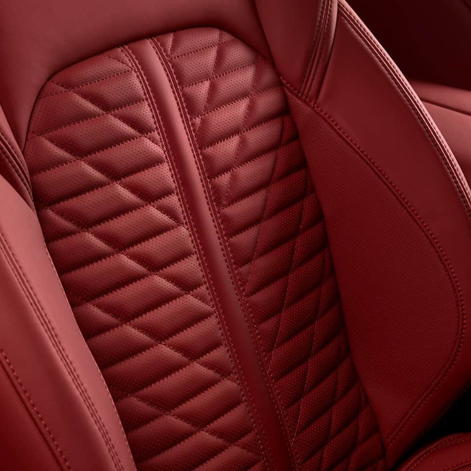 Maserati Japan | マセラティ ジャパンのインスタグラム：「天然レザーシートが彩るクアトロポルテGTS。カーボンやウッドで構成されたインテリアに完璧にマッチし、手作業とハイクオリティな素材だけが可能とする空間を生み出します。  #Maserati #マセラティ  #MaseratiJapan #マセラティジャパン #Quattroporte #クアトロポルテ」