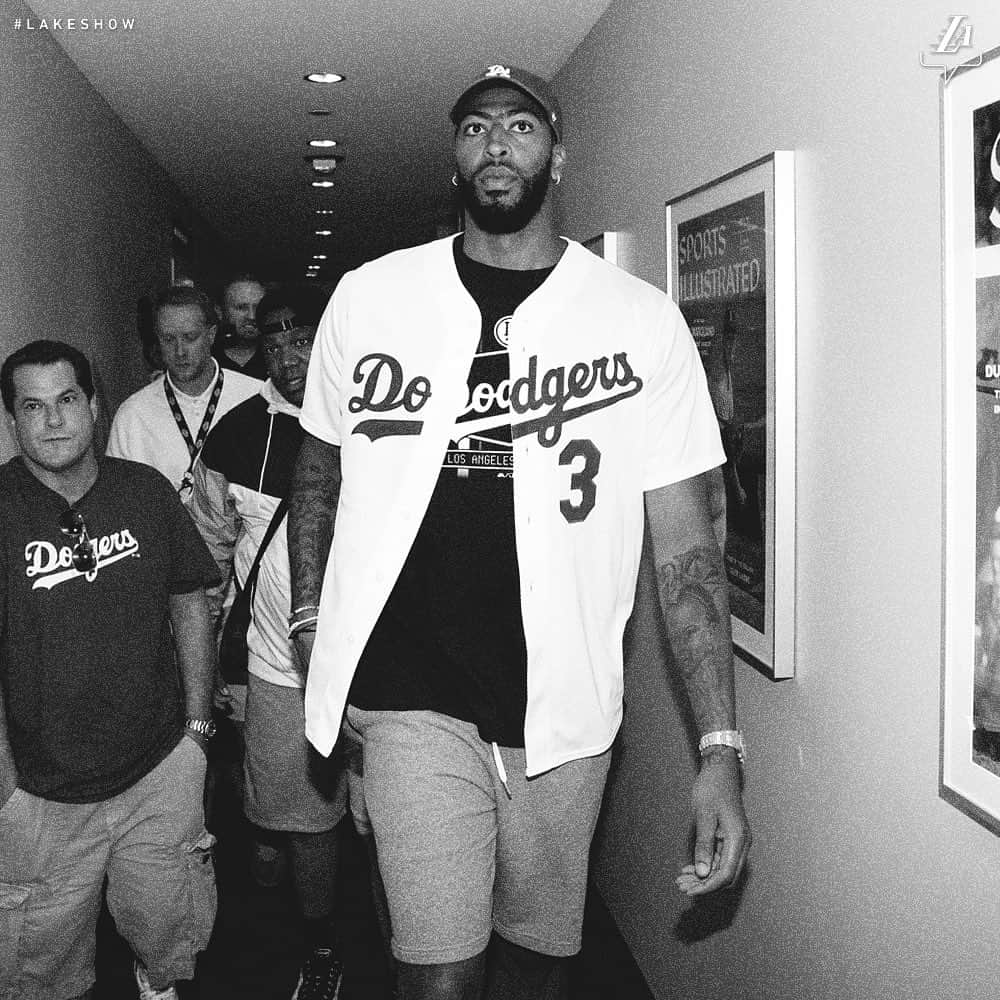 Los Angeles Lakersさんのインスタグラム写真 - (Los Angeles LakersInstagram)「Full-time Laker, part-time Dodger 🏀⚾️」8月21日 12時34分 - lakers