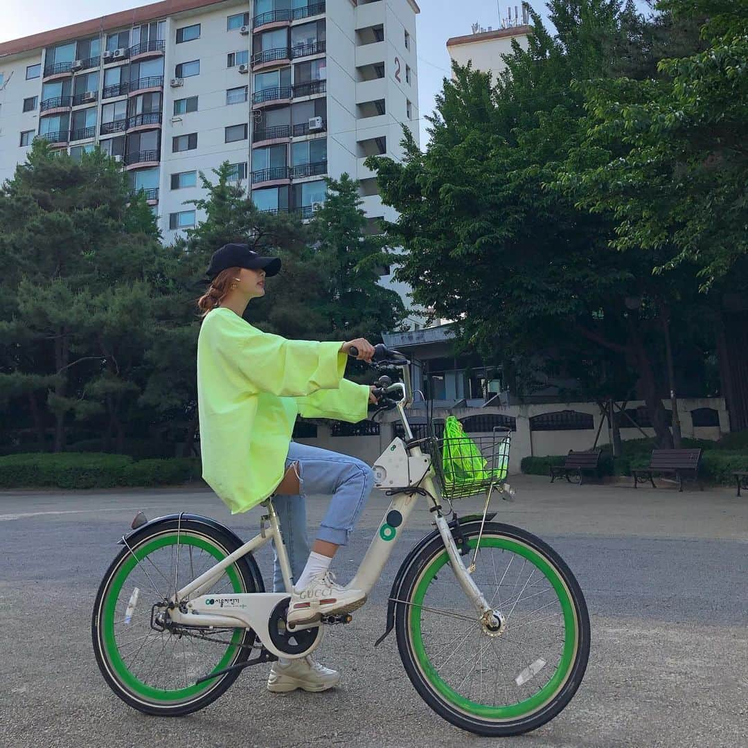 キュリ さんのインスタグラム写真 - (キュリ Instagram)「#따릉이 와 맞춤패션 🥝🚲」8月21日 12時27分 - qtfreet