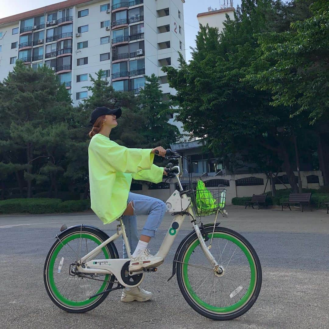 キュリ さんのインスタグラム写真 - (キュリ Instagram)「#따릉이 와 맞춤패션 🥝🚲」8月21日 12時27分 - qtfreet