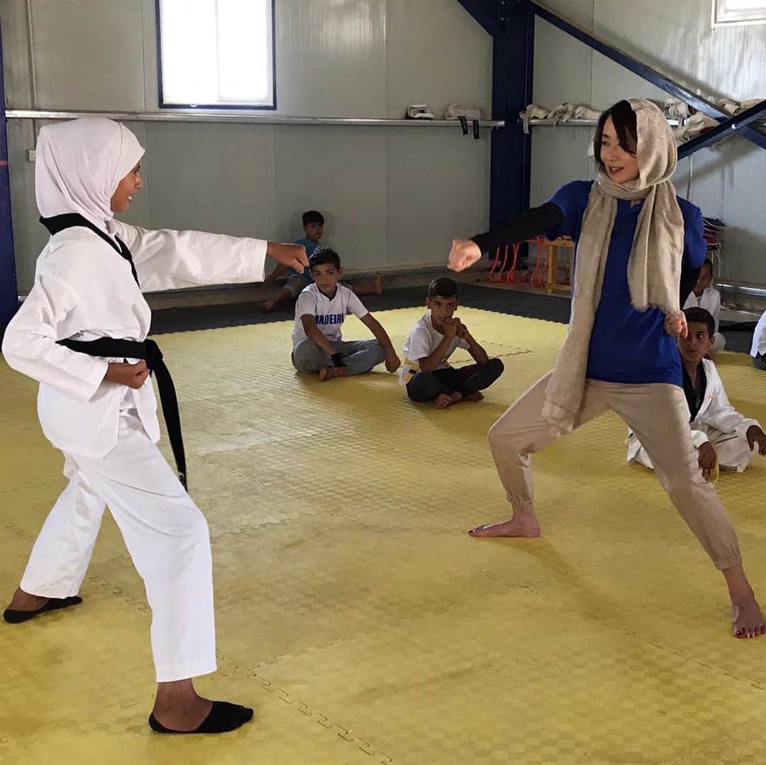長野智子さんのインスタグラム写真 - (長野智子Instagram)「ヨルダンのアズラック難民キャンプでは、紛争や迫害から逃れてきたシリアの子供たちにスポーツを推奨しています。  闘いではなく、精神を鍛錬し、礼儀と他者への思いやりを学ぶためにスポーツが重要な役割を果たしてるんですね。  来年の東京五輪の代表候補もこの道場から生まれてるんです。頑張ってほしいなあ。  私もシリアの少女からテコンドーを教えてもらいました（笑） ##ヨルダン #アズラック難民キャンプ #テコンドー #シリア #子供 #国連unhcr協会」8月21日 12時32分 - naganotomoko