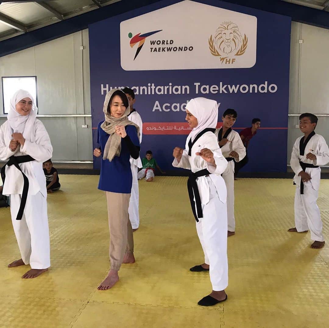 長野智子さんのインスタグラム写真 - (長野智子Instagram)「ヨルダンのアズラック難民キャンプでは、紛争や迫害から逃れてきたシリアの子供たちにスポーツを推奨しています。  闘いではなく、精神を鍛錬し、礼儀と他者への思いやりを学ぶためにスポーツが重要な役割を果たしてるんですね。  来年の東京五輪の代表候補もこの道場から生まれてるんです。頑張ってほしいなあ。  私もシリアの少女からテコンドーを教えてもらいました（笑） ##ヨルダン #アズラック難民キャンプ #テコンドー #シリア #子供 #国連unhcr協会」8月21日 12時32分 - naganotomoko