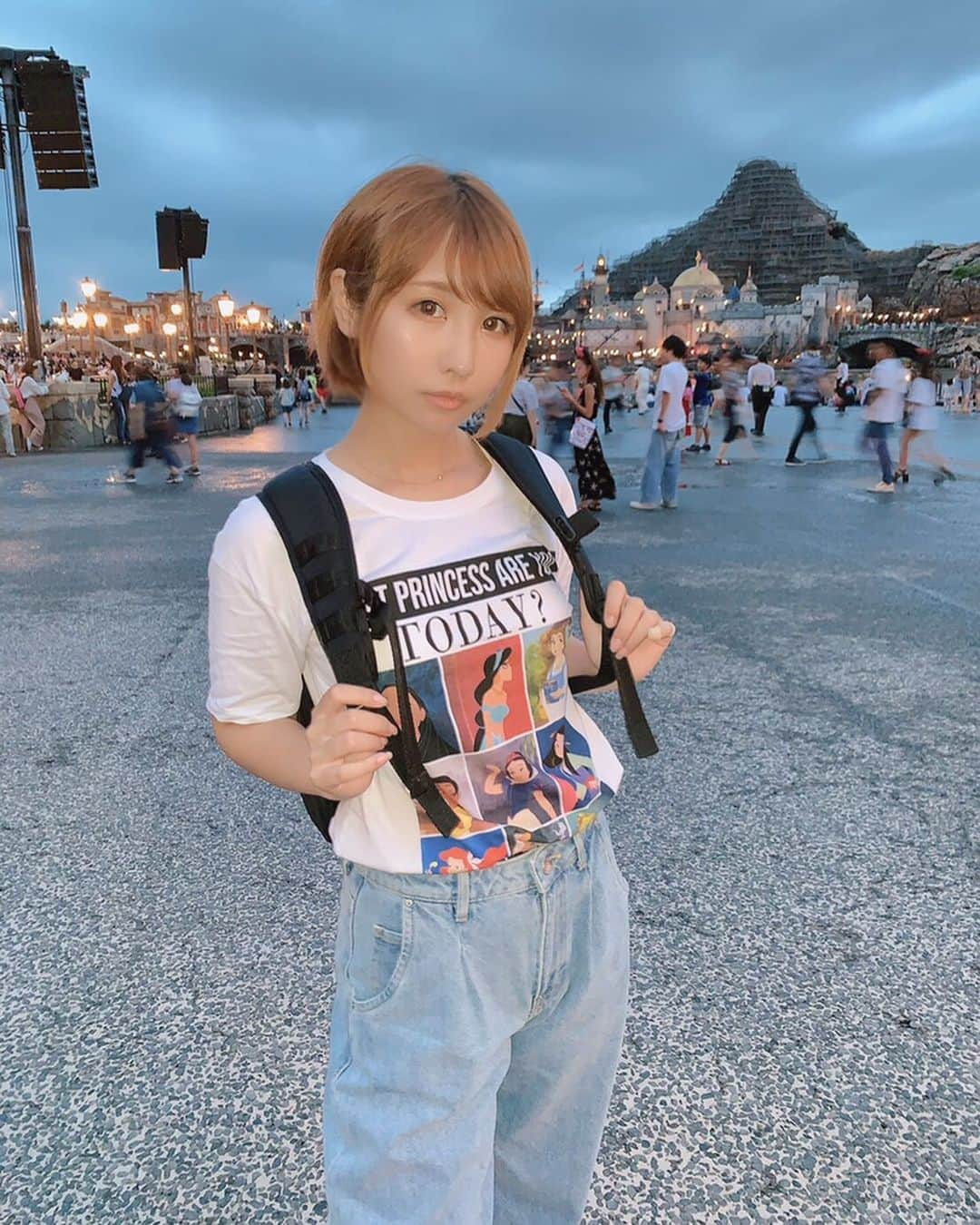 しらほしなつみさんのインスタグラム写真 - (しらほしなつみInstagram)「❤︎ ZARAコーデ🏰✨ ディズニープリンセスたちが描かれたTシャツに一目惚れしたの😍 でもしいていうなら、アリエルとオーロラ姫を上に持ってきて欲しかったなw デニムinすると見えなくなるから😵 あとデニムもZARA！ 最近デニムはZARAしか買わないなぁー 形もいいし、値段も高すぎないし、長持ちするし好き❤️ ・ #ディズニーコーデ #ディズニーシー #disneysea #disneycode #zara #ファッション #ootd #fashion #コーデ #リュック女子 #model #cosplayer #コスプレイヤー #ショートヘア女子 #instagood #follow #followme #フォローミー #粉我 #动漫 #角色扮演 #角色扮演者 #팔로우 #셀스타그램 #코스프레 #애니메이션 #팔로미 #셀피」8月21日 12時32分 - shirahoshi.natsumi