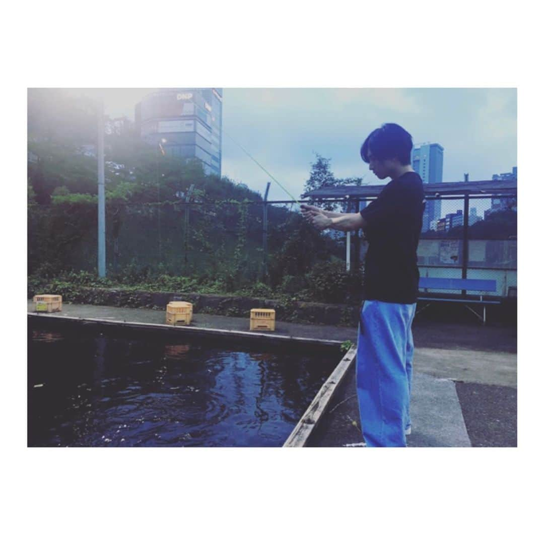 山崎晶吾のインスタグラム：「鯉釣れなかった。恋は釣るよ。 . . . #釣り堀#fishing#恋釣り#俺とゆうなのエサ#ごめんなさい#調子乗りました#仲良くしてね . . . エサ欲しかったら一言。😈」