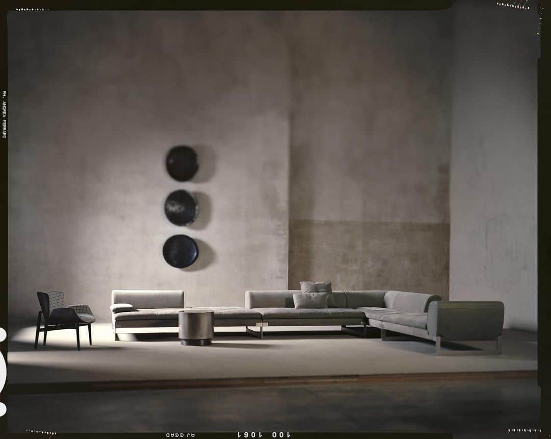 のインスタグラム：「New ADV Campaign ・ Sofa : VIKTOR  Design : Draga & Aurel ・ ・ ・ #baxter #baxtermadeinitaly #baxtercinema #baxterjapan #baxtertokyo #tradition #traditional #madeinitaly #leather #instamood #instagood #instadaily #archilovers #design #interior #interiordesign #interiorstyling #picoftheday #styling #elegant  #バクスター #バクスタージャパン #バクスタートーキョー #イタリア家具 #インテリア #モダンインテリア #家具 #ソファ #インテリアデザイン #インテリアコーディネート」