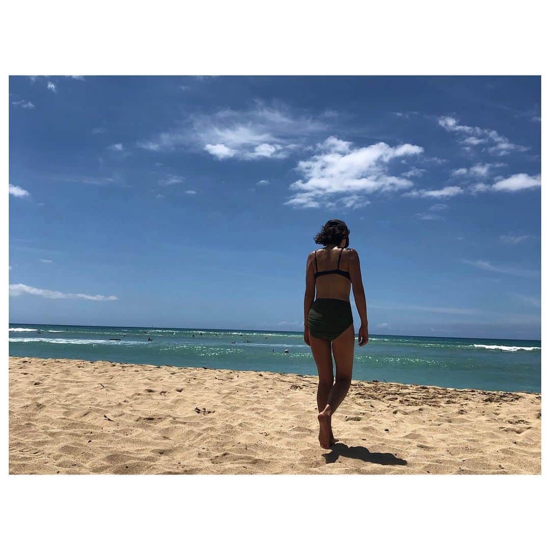 のインスタグラム：「なんだか夏が終わる気配を感じます。 蒸し蒸しな夏はしんどいけど、、。 夏生まれな私はやっぱり夏が好き🍉 夏よ、まだ終わらないでね。 本日18時〜インスタライブ予定です。 お時間あればご参加ください。 #summer #ilovesummer」