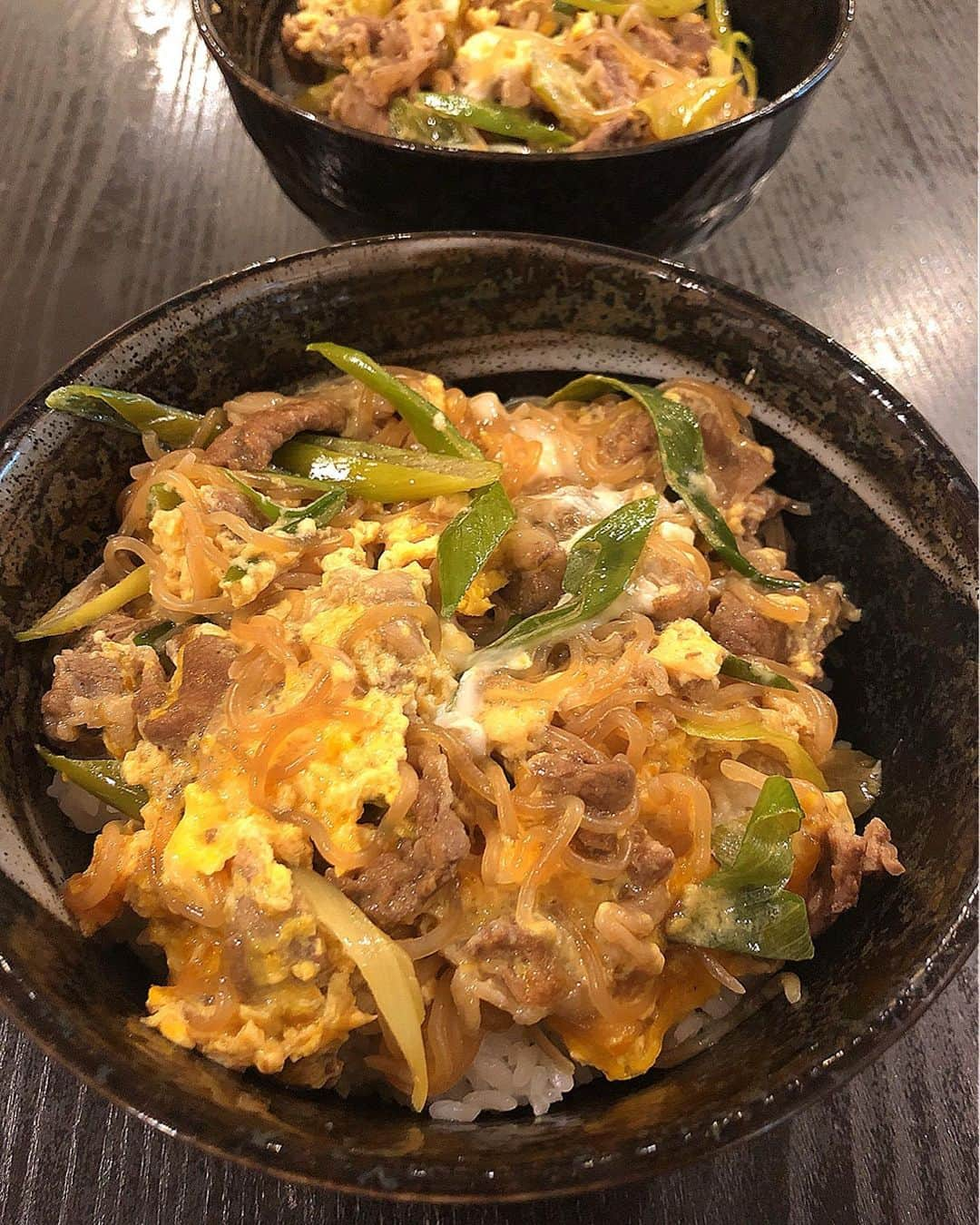 みきママさんのインスタグラム写真 - (みきママInstagram)「【ランチは白滝すき焼き丼で〜す！】. . . . . . . お弁当で牛と白滝のすき焼きを作ったので、残りで卵とじ丼にしました〜！！. . . . . . . 卵でとじるので、水と、少しだけ麺つゆを入れて煮たたせてから、卵でとじますー。. . . . . . 杏ちゃん、白滝が大好きでさ、ん〜❤️って言って食べていました🤪🤪🤪. . . . . . #ランチ #アレンジ料理 #すき焼き 丼 #lunch #arrengement #skiyaki #beefbowl」8月21日 12時50分 - mikimama_official