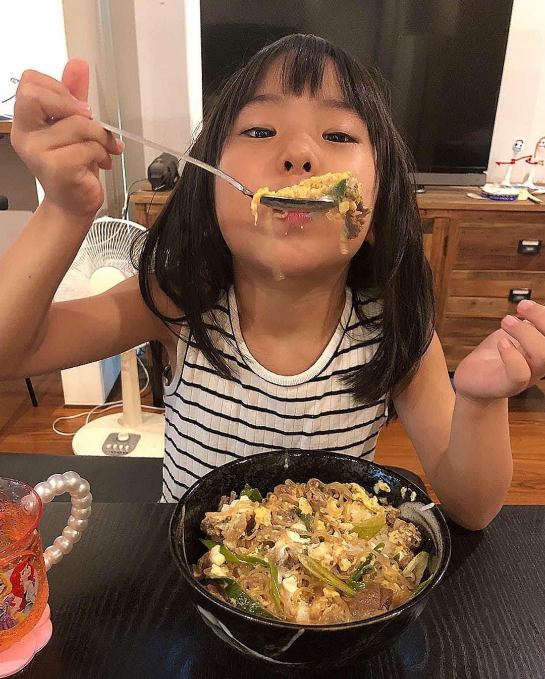 みきママさんのインスタグラム写真 - (みきママInstagram)「【ランチは白滝すき焼き丼で〜す！】. . . . . . . お弁当で牛と白滝のすき焼きを作ったので、残りで卵とじ丼にしました〜！！. . . . . . . 卵でとじるので、水と、少しだけ麺つゆを入れて煮たたせてから、卵でとじますー。. . . . . . 杏ちゃん、白滝が大好きでさ、ん〜❤️って言って食べていました🤪🤪🤪. . . . . . #ランチ #アレンジ料理 #すき焼き 丼 #lunch #arrengement #skiyaki #beefbowl」8月21日 12時50分 - mikimama_official