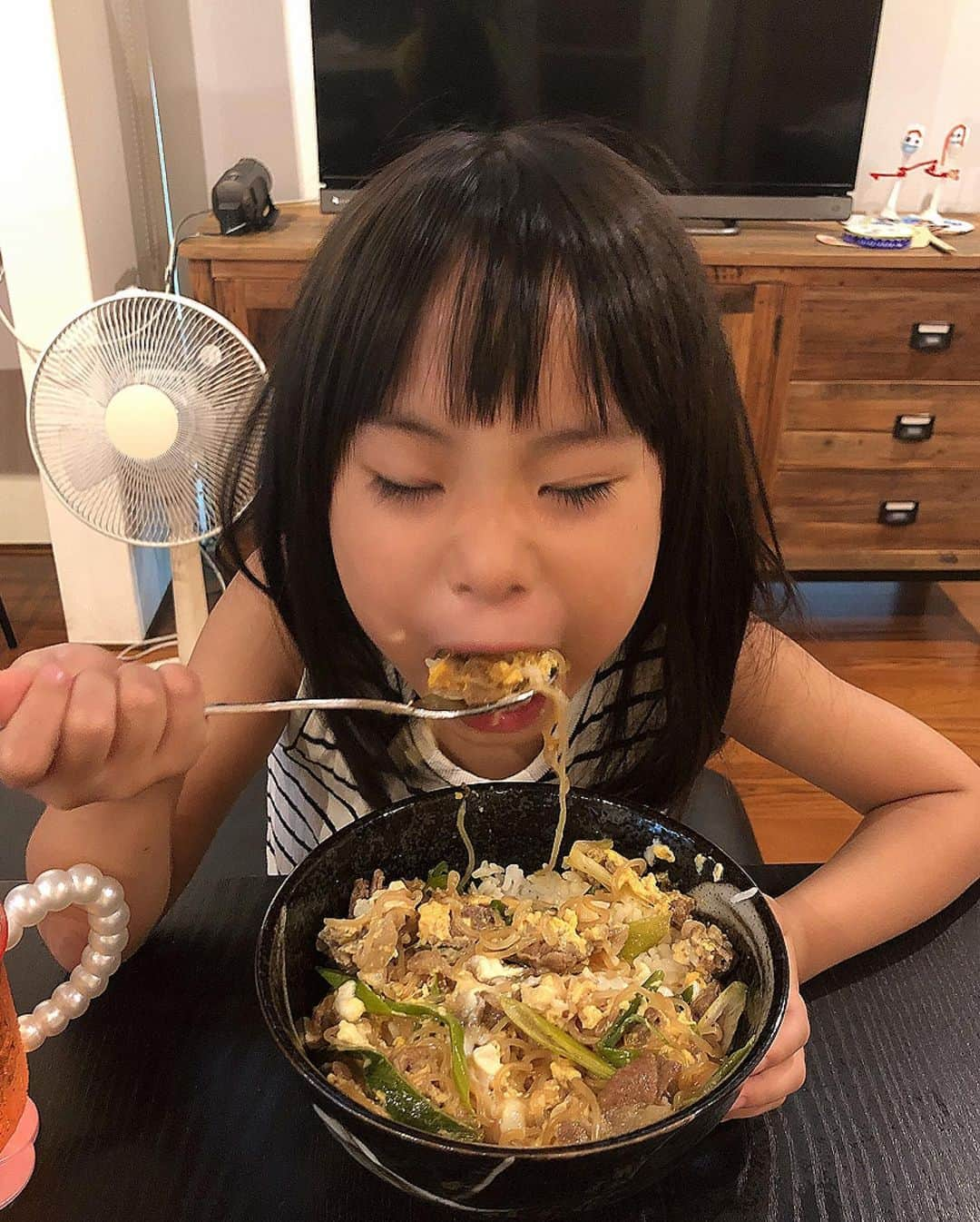 みきママさんのインスタグラム写真 - (みきママInstagram)「【ランチは白滝すき焼き丼で〜す！】. . . . . . . お弁当で牛と白滝のすき焼きを作ったので、残りで卵とじ丼にしました〜！！. . . . . . . 卵でとじるので、水と、少しだけ麺つゆを入れて煮たたせてから、卵でとじますー。. . . . . . 杏ちゃん、白滝が大好きでさ、ん〜❤️って言って食べていました🤪🤪🤪. . . . . . #ランチ #アレンジ料理 #すき焼き 丼 #lunch #arrengement #skiyaki #beefbowl」8月21日 12時50分 - mikimama_official